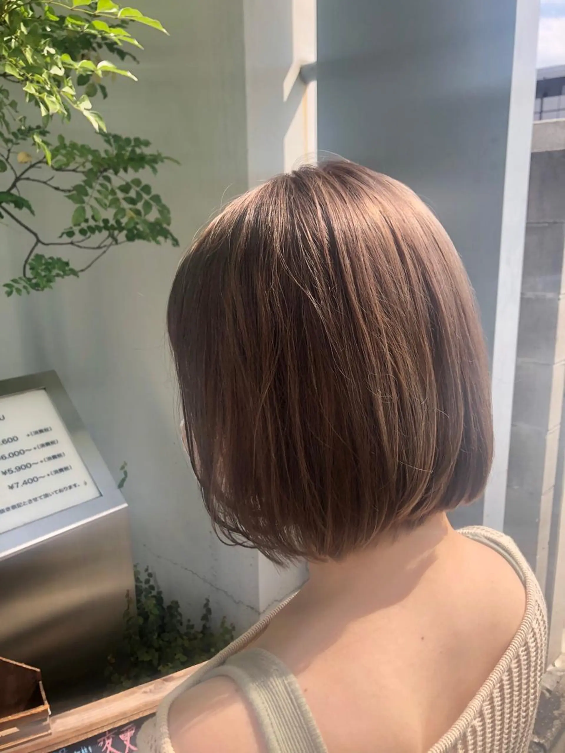ショート カラー ベージュカラー ブリーチ パープルカラー ボブ 外ハネヘア カット ヘアカラー トリートメント 尾島 光季のヘアスタイル