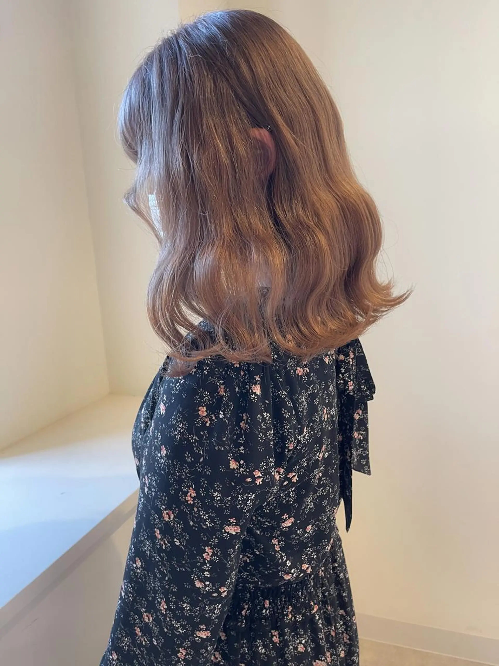 ミディアム カラー ベージュカラー ブリーチ ミルクティーベージュ Maison所属・清水 亮太／赤み消しカラーのヘアスタイル