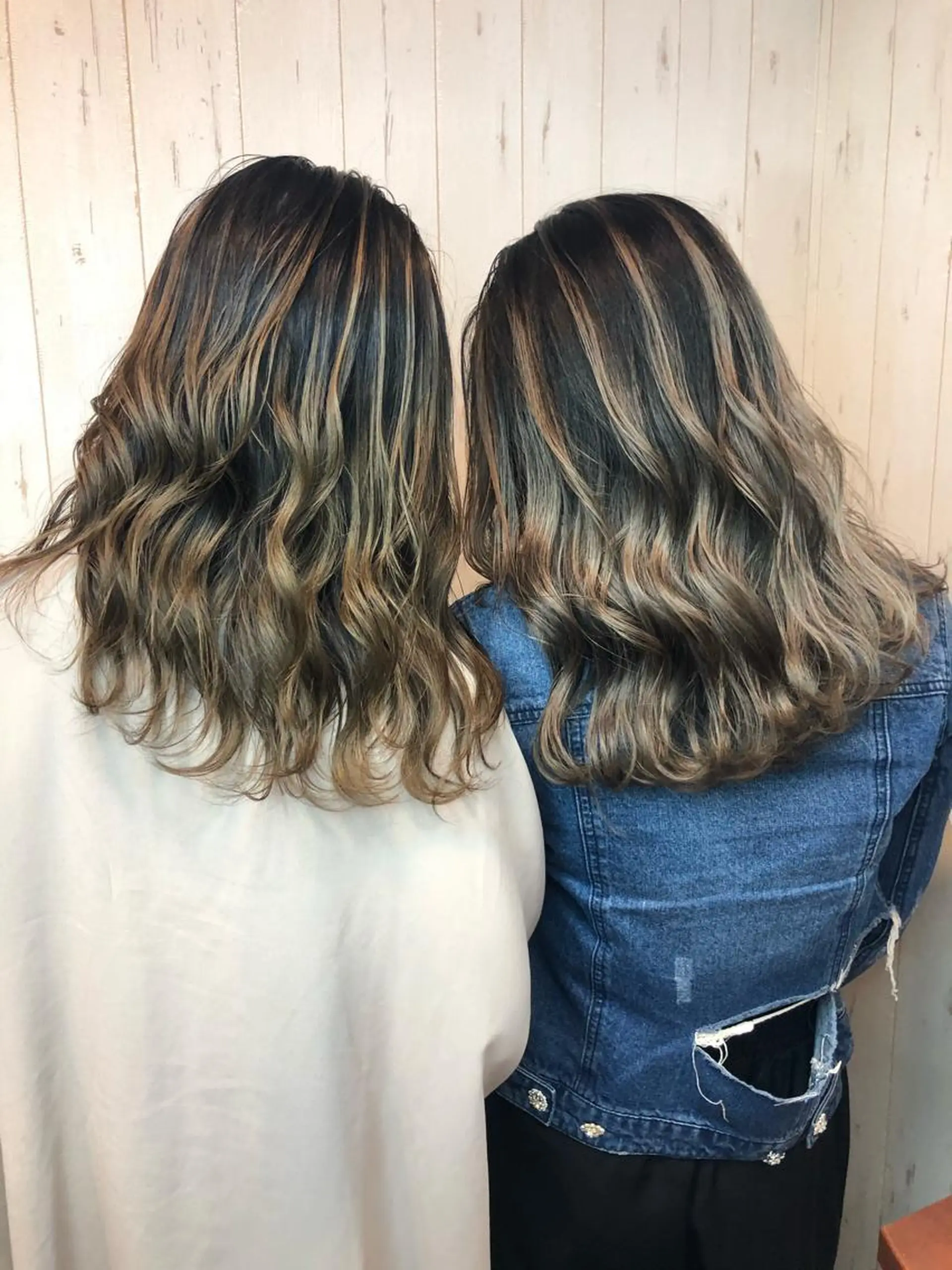 セミロング シールエクステ アッシュ エクステ ハイライト レイヤーカット ヘアカラー トリートメント LOCO Ko-kiのヘアスタイル