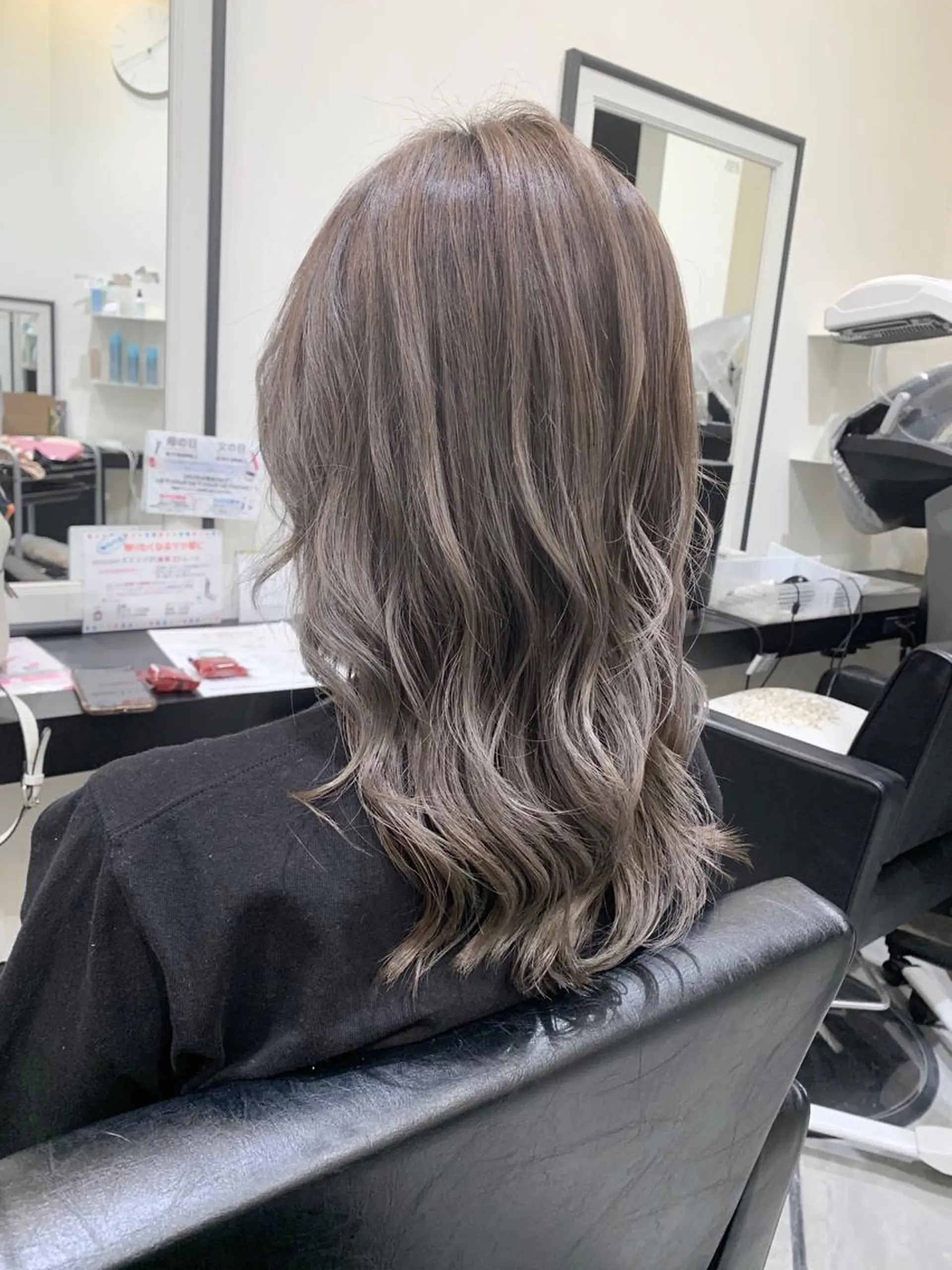 セミロング カラー グレージュ カット ヘアカラー 喜友名 泉樹のヘアスタイル