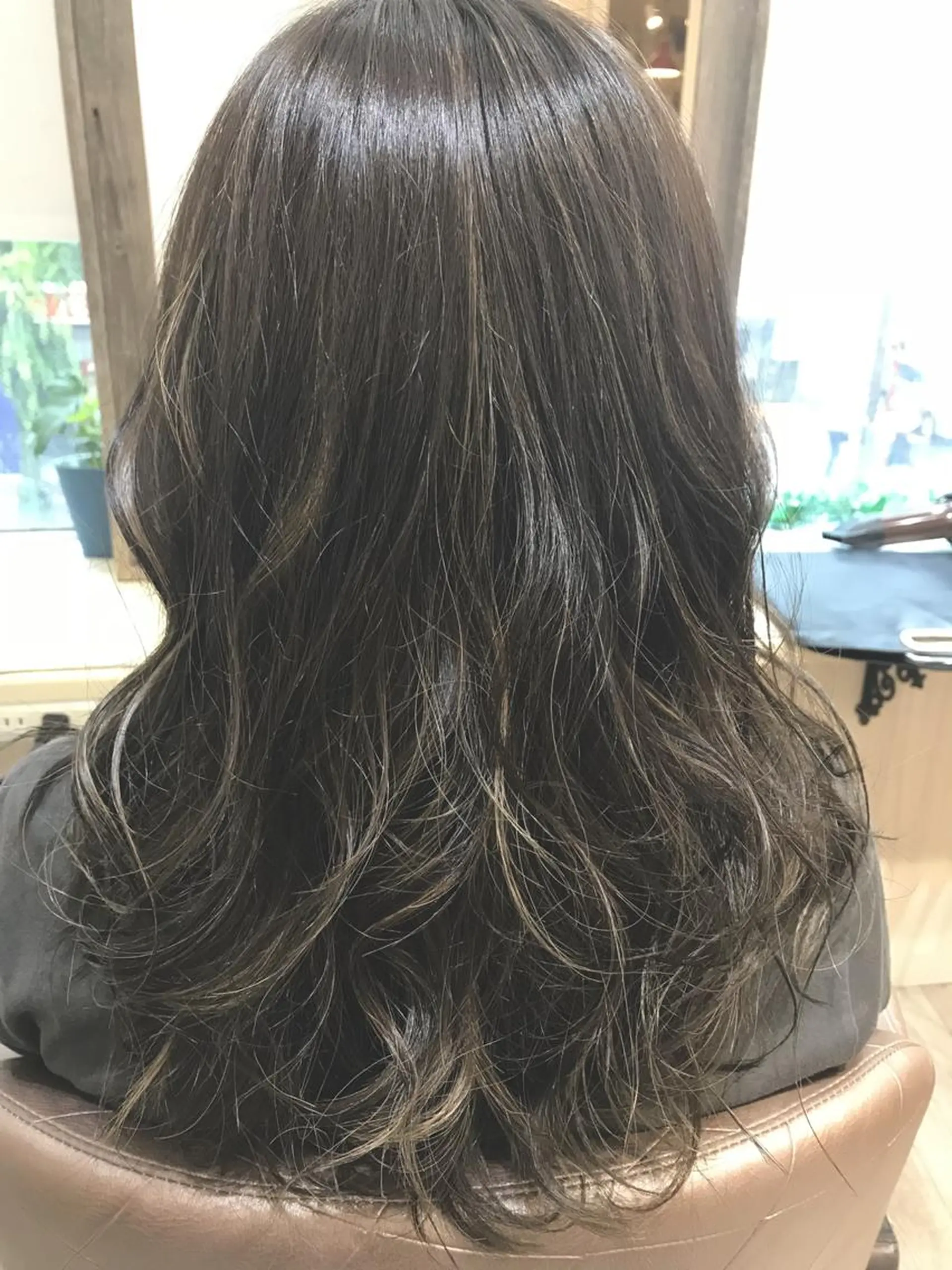 カラー ハイライトカラー 嶋村夏実🌼レイヤー 🌸白髪ぼかしのヘアスタイル