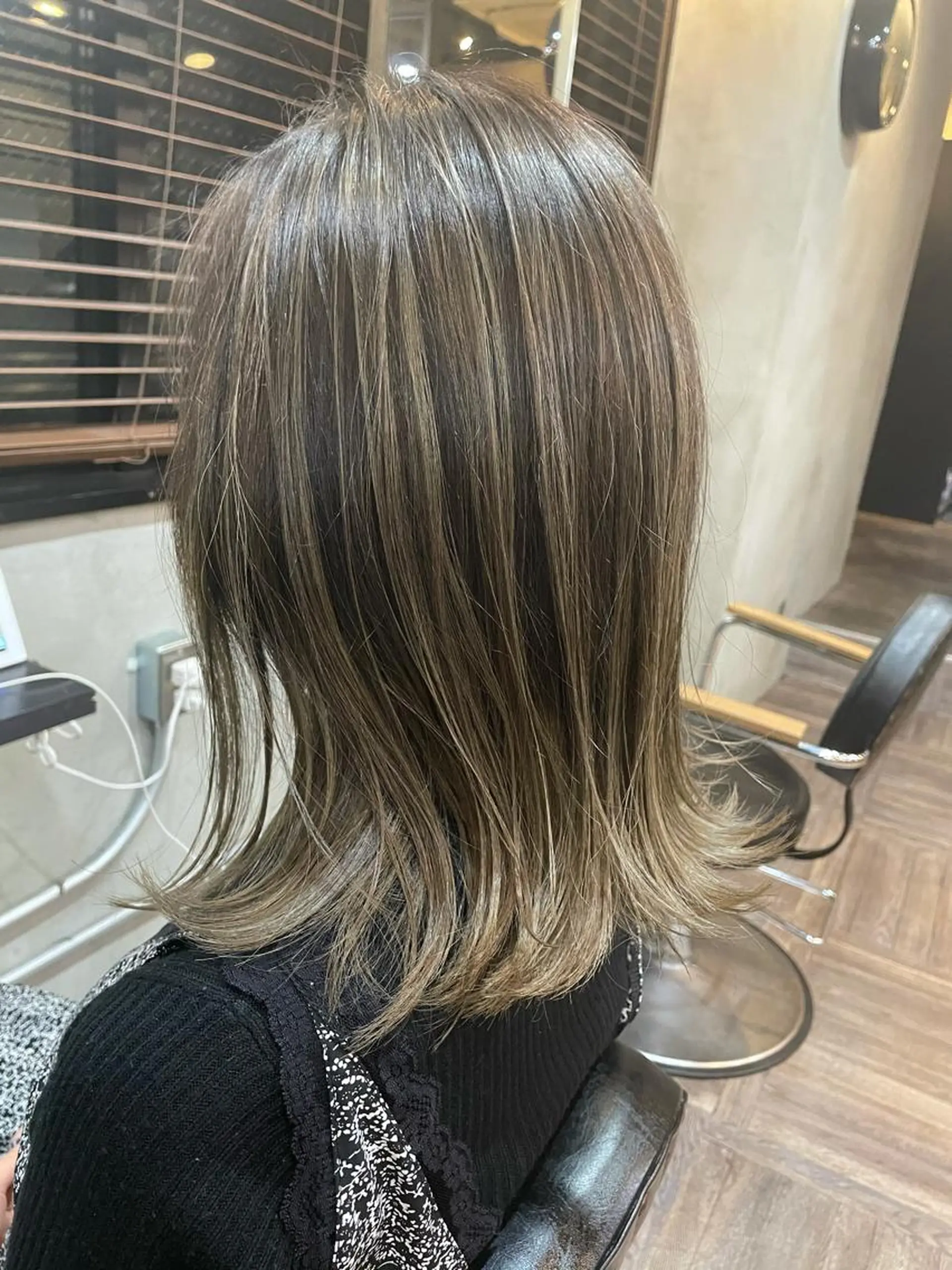 ミディアム カラー バレイヤージュ レイヤーカット 外ハネヘア カット ヘアカラー トリートメント La fith 店長 城谷颯人のヘアスタイル