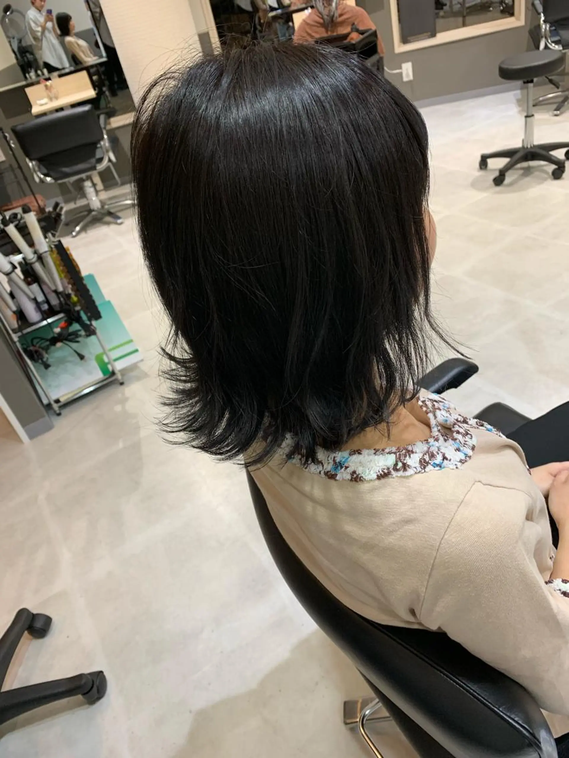 ショート カラー ブリーチ ハイライトカラー ネイビーカラー ハイライト Eleanor 立川北口のヘアスタイル