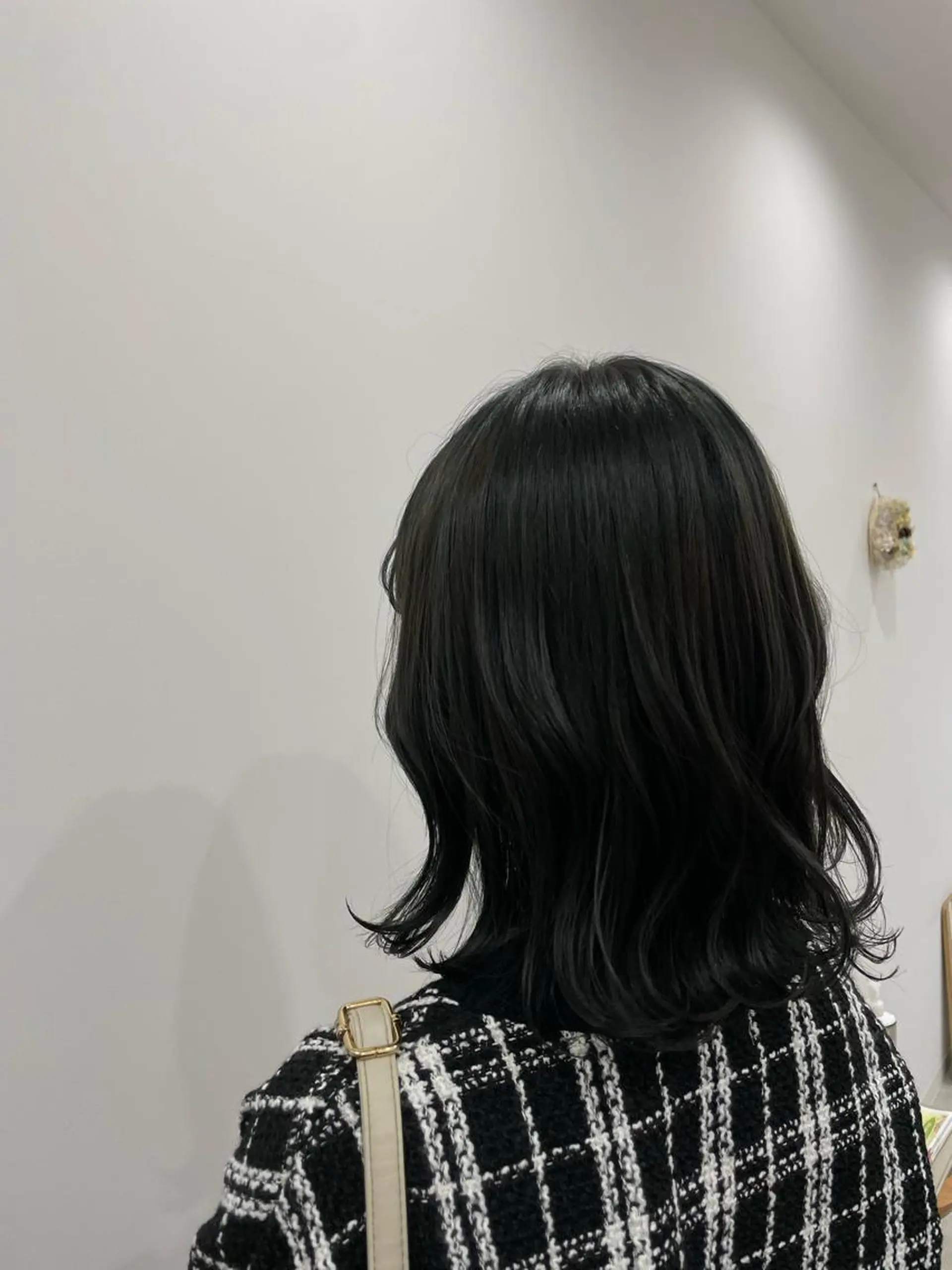 ミディアム カラー 黒髪 ブルーカラー ブルーブラック カット ヘアカラー トリートメント ニシザカ マナのヘアスタイル