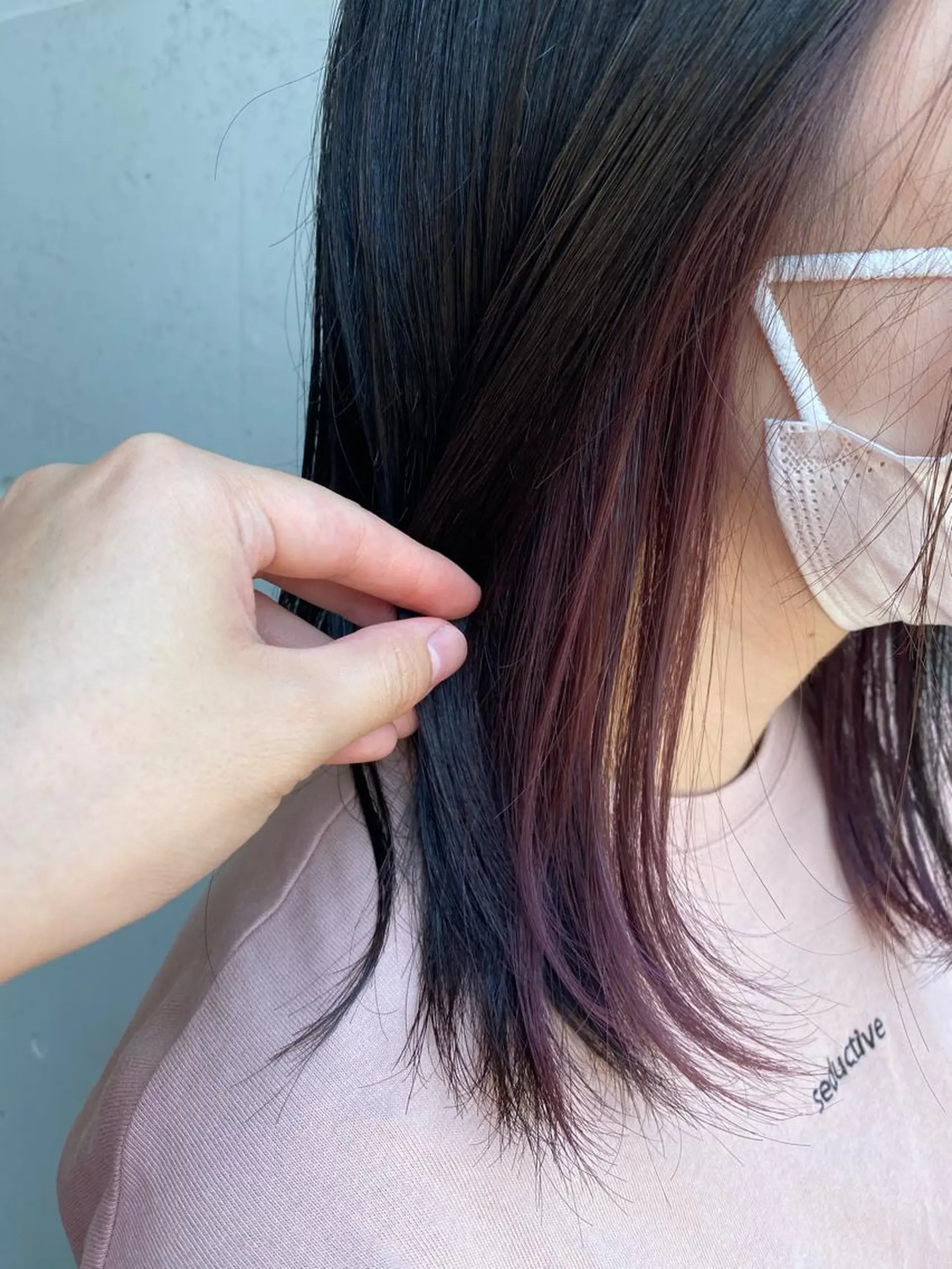 セミロング カラー ブリーチ カシス イヤリングカラー ピンクカラー カット ヘアカラー エクステ／インナー カラー 礒野朱里のヘアスタイル