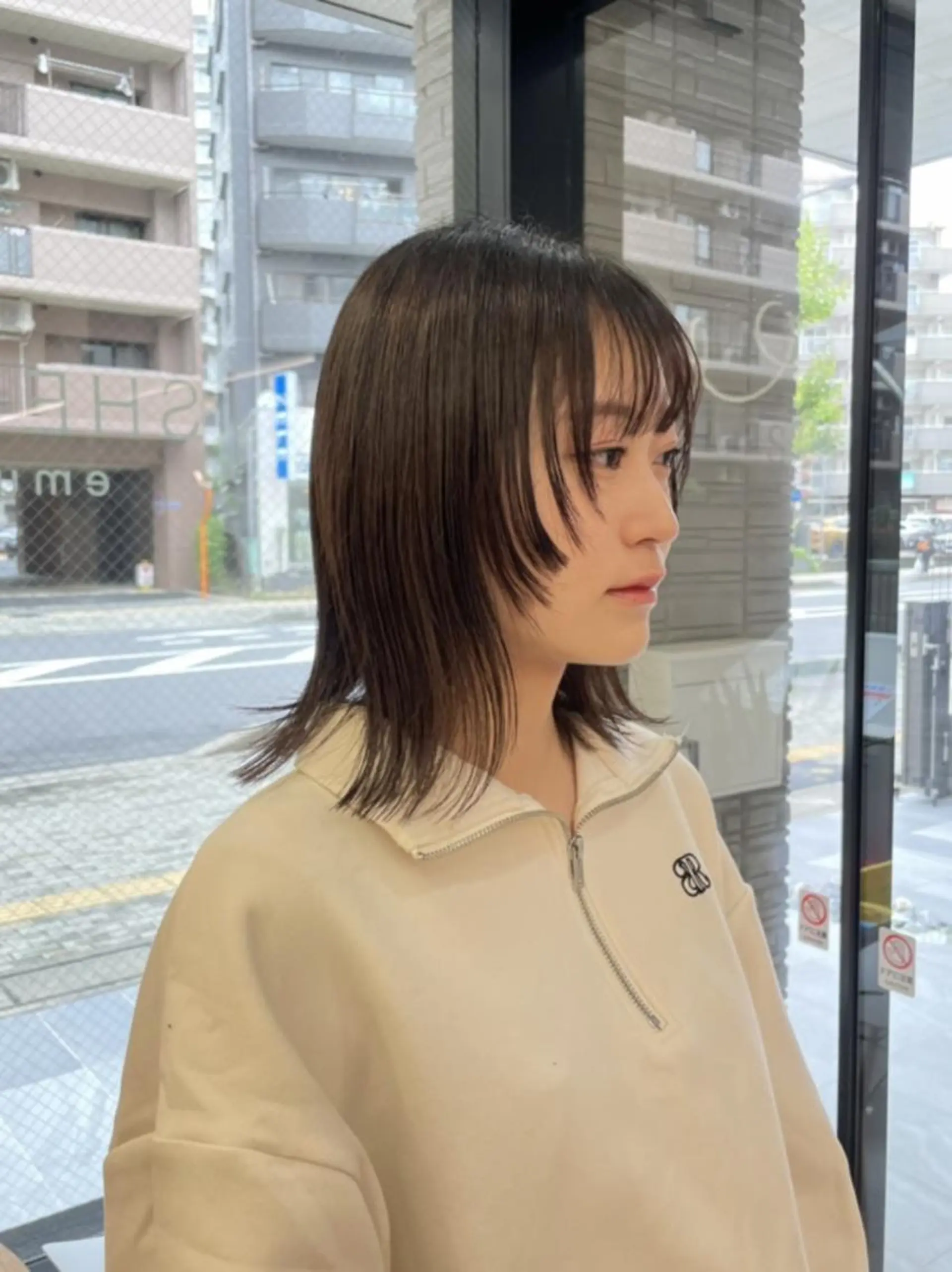 ミディアム 顔まわりレイヤー 顔周りカット 伸ばしかけ レイヤーカット カット トリートメント Saki サキのヘアスタイル