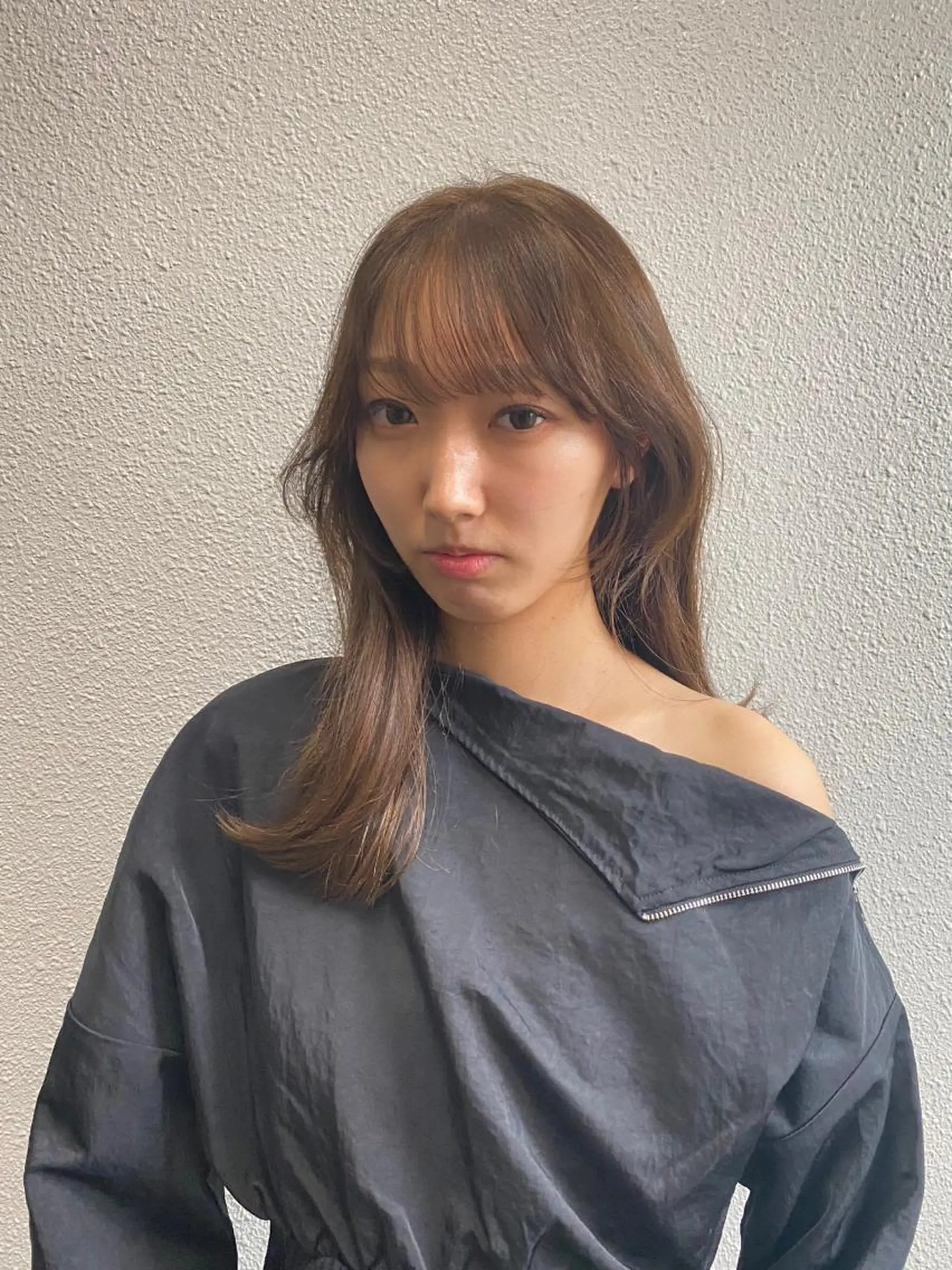 カラー ベージュカラー オリーブベージュ uni原宿所属・韓国ヘア レイヤーカットのヘアスタイル