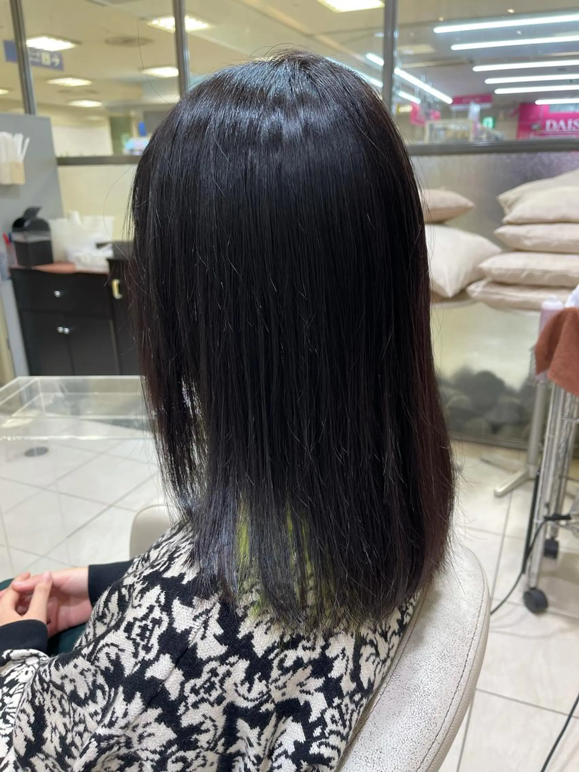セミロング カラー 黒髪 ブルーカラー ブルーブラック インナーカラー カネヒラ リョウスケのヘアスタイル