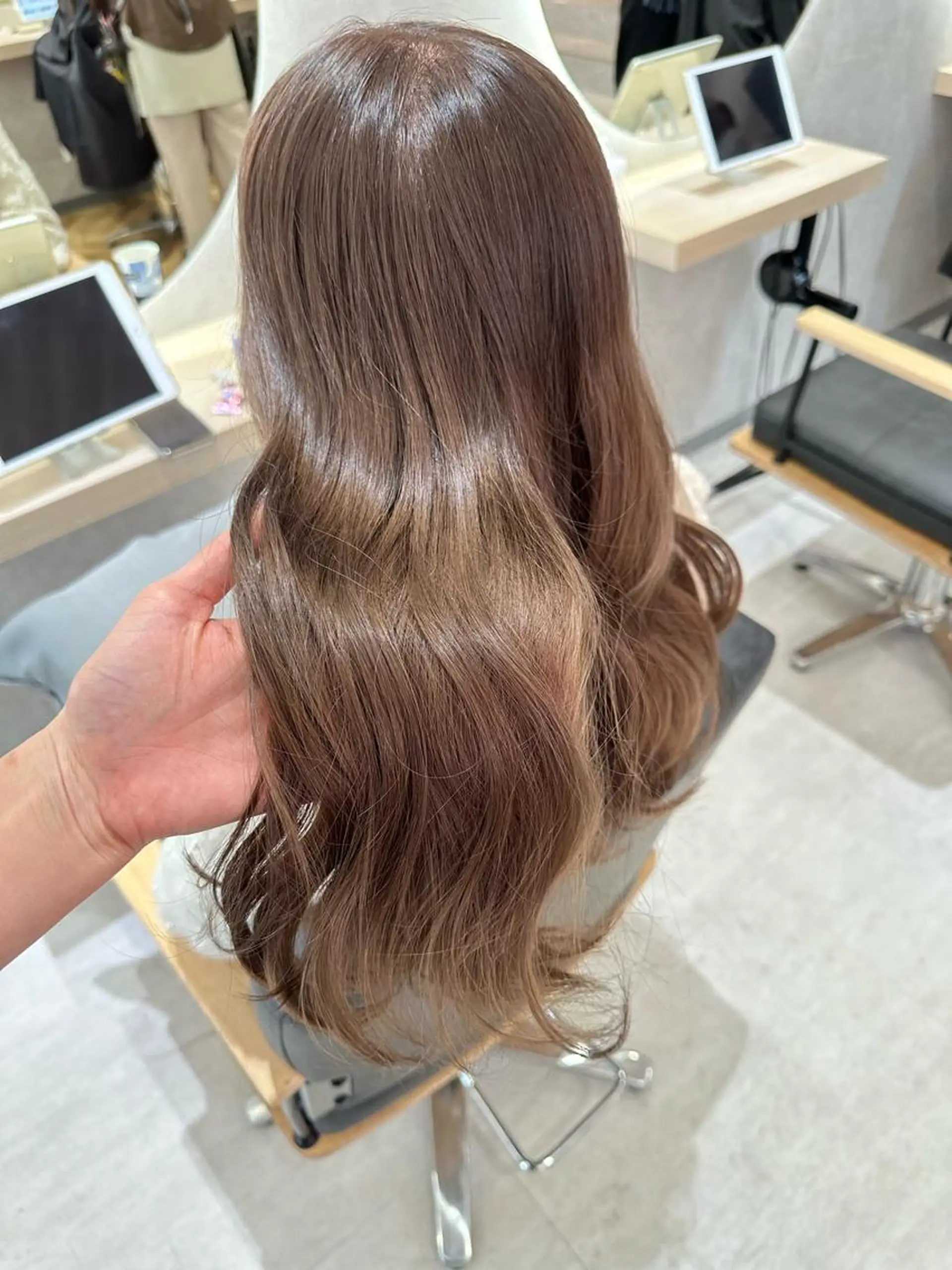 セミロング カラー アディクシーカラー ベージュカラー ブリーチ ケアブリーチ デザインカラー カット ヘアカラー トリートメント 韓国ヘア顔周りカット 艶髪ベージュtamaのヘアスタイル
