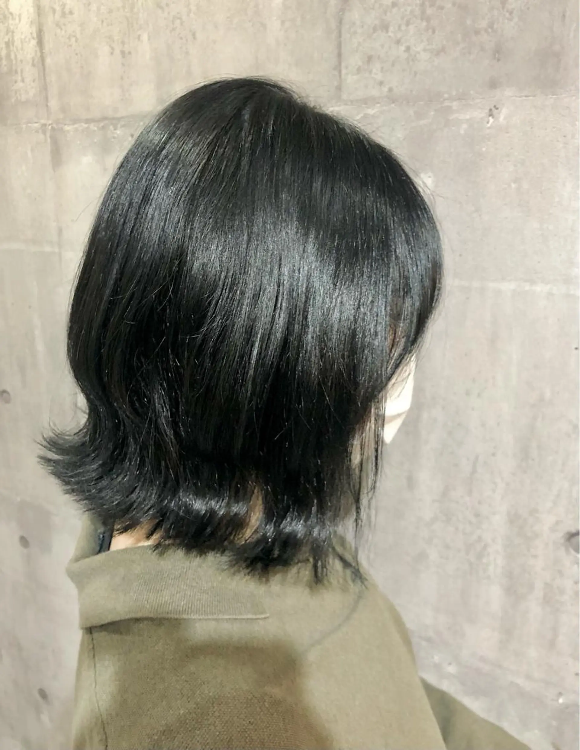 ミディアム カラー アディクシーカラー 黒髪 ブルーカラー ブルーブラック 透明感カラー レイヤー/韓国 ハイトーン興津史弥のヘアスタイル