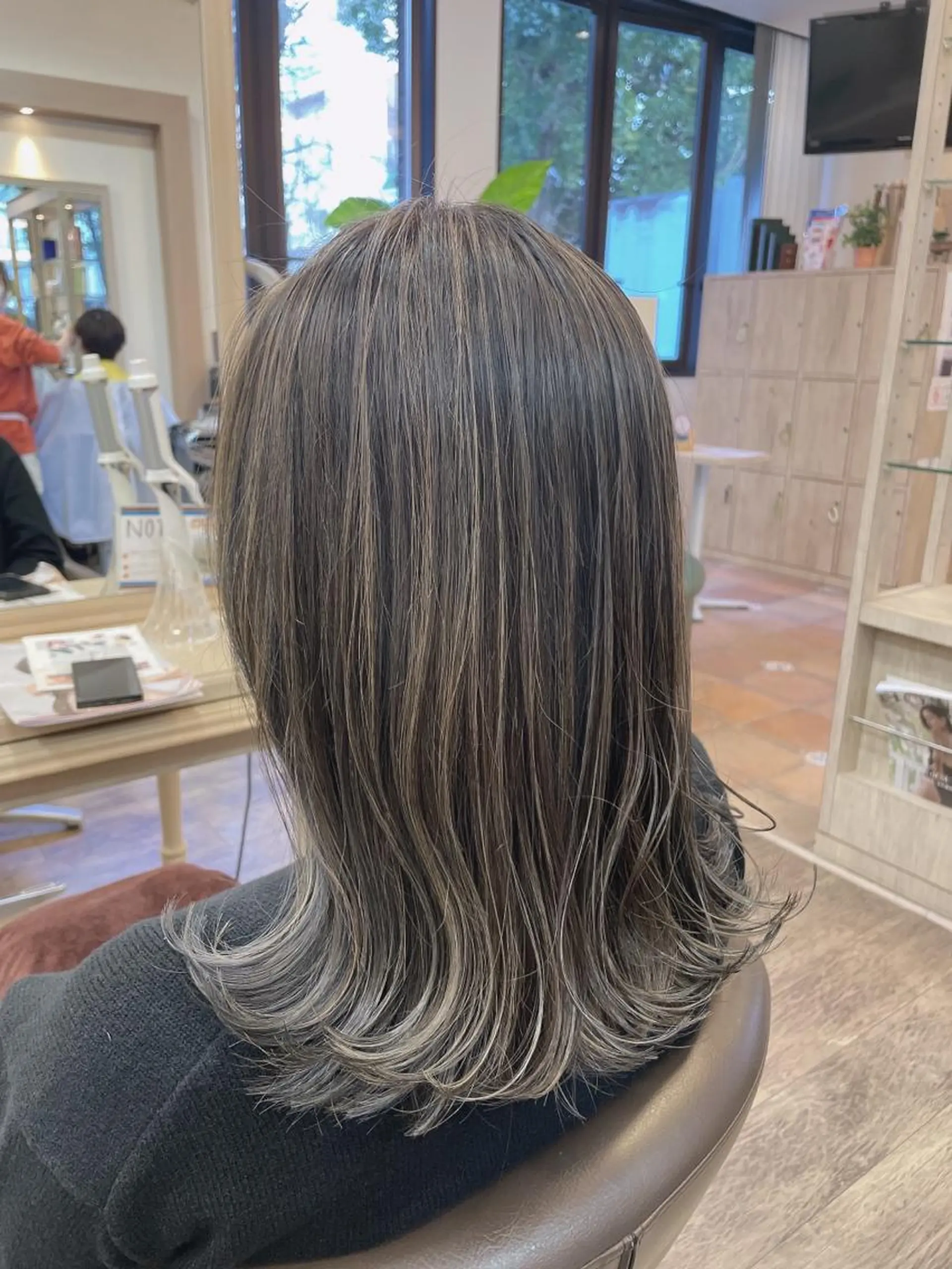 ミディアム カラー ハイライトカラー ハイライト カット ヘアカラー 尚平 髪質改善 大人のデザインカラーのその他イメージ