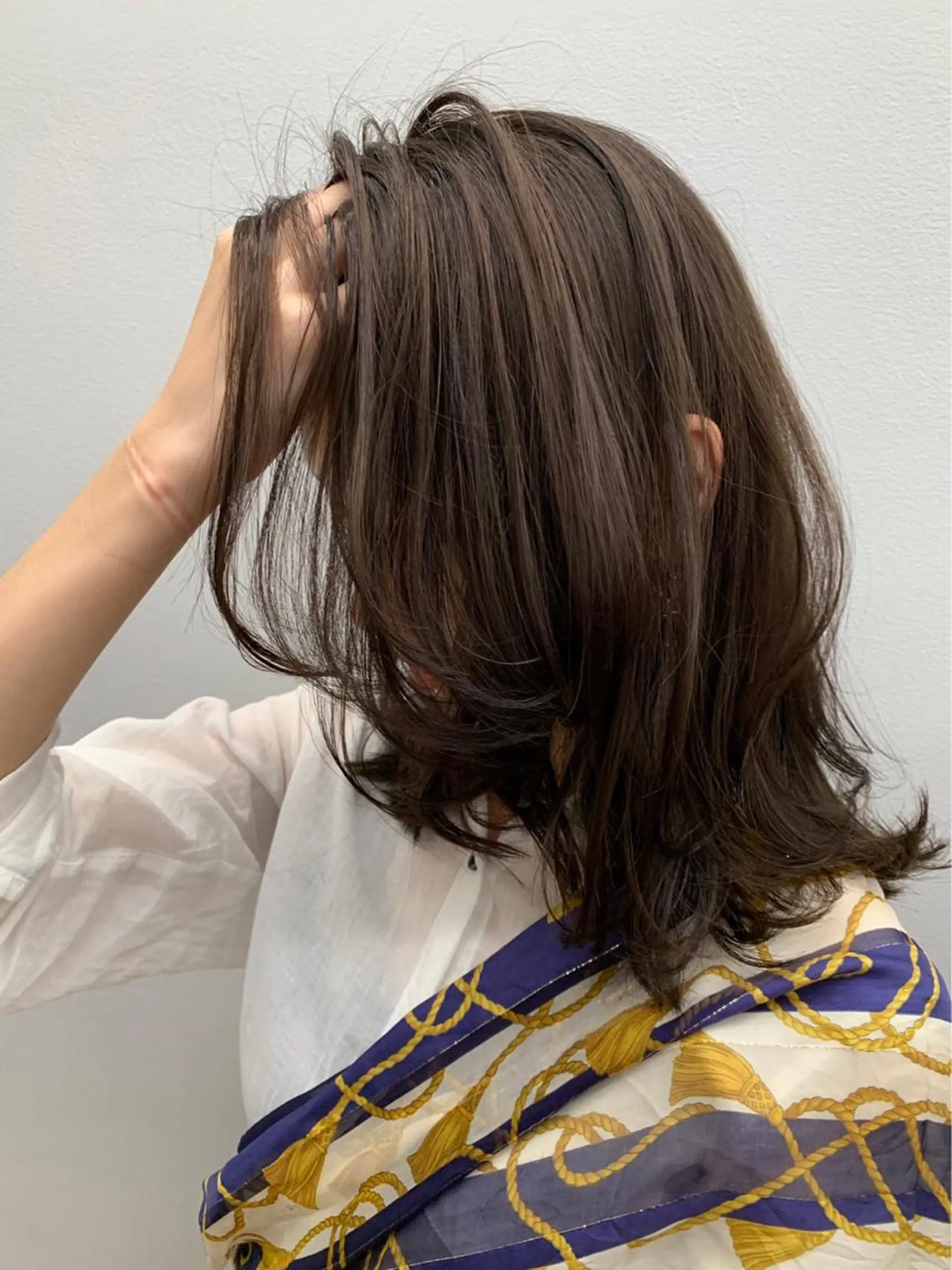 ミディアム アッシュ ウルフカット カット ヘアカラー トリートメント レイヤーカット 早崎太生のヘアスタイル