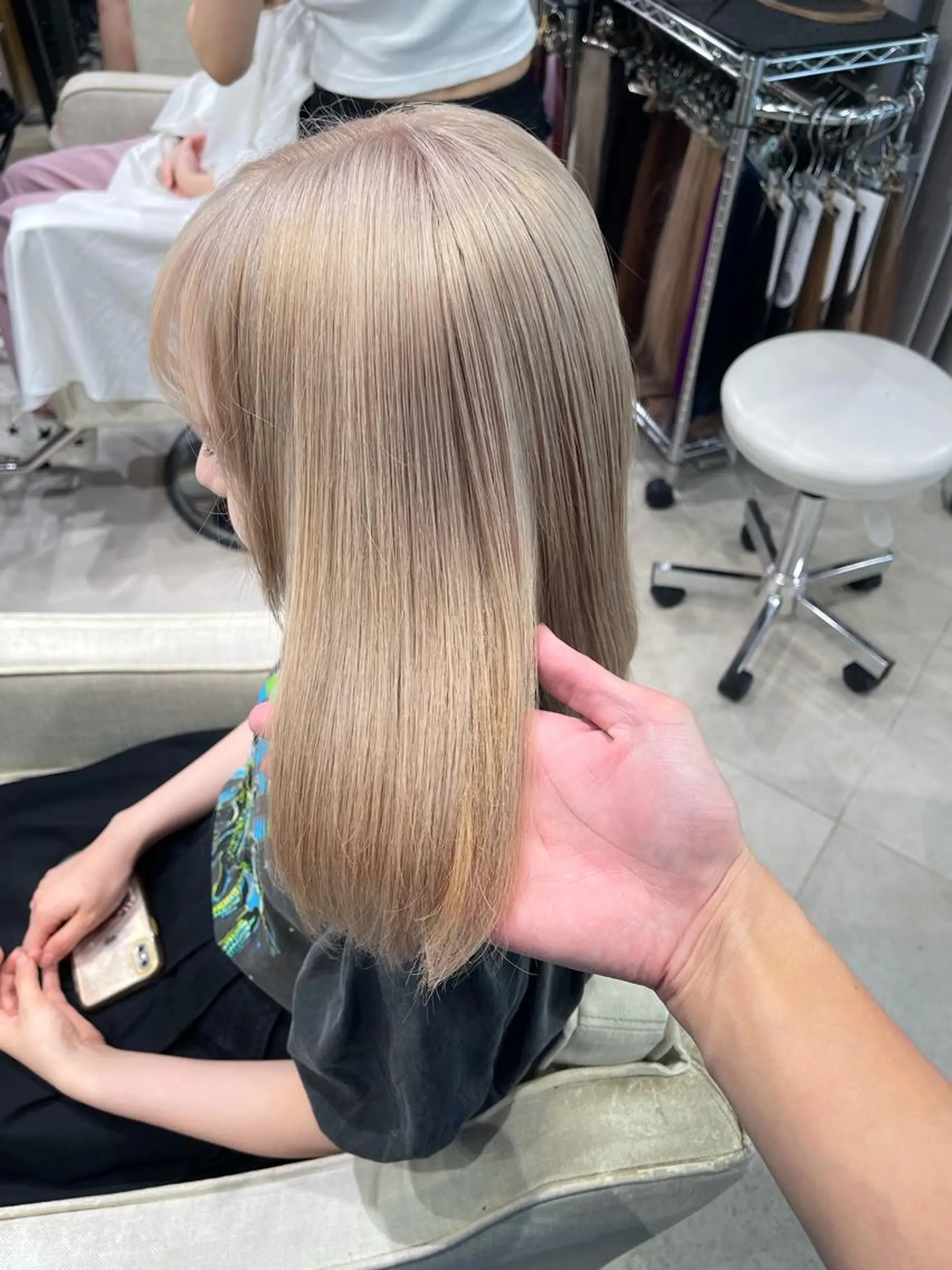 ミディアム シールエクステ くびれヘア エクステ 顔まわりレイヤー 顔周りカット ヘアカラー ブリーチ/ハイトーン ベージュ/daikiのヘアスタイル