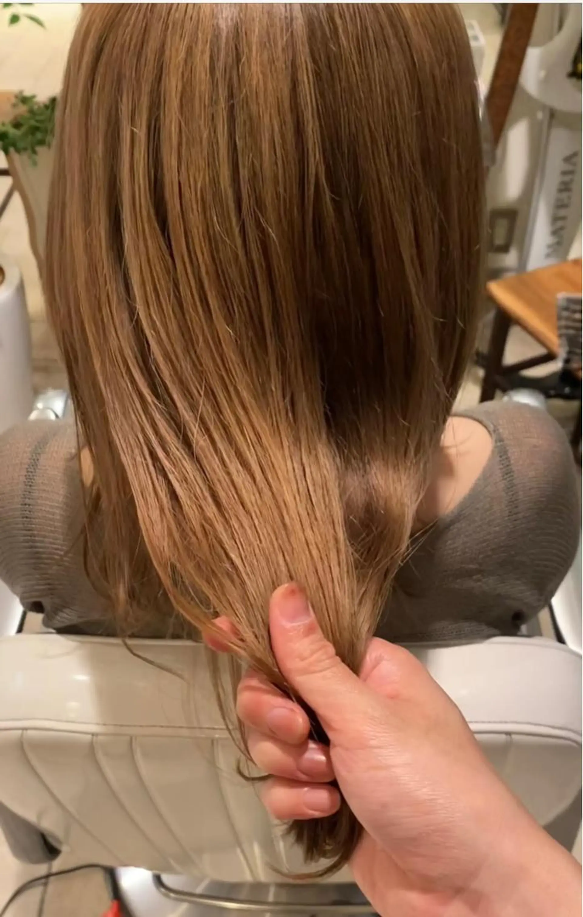 ミディアム カラー ヘアアレンジ ベージュカラー トリートメント salowin 渋谷　joule所属・美髪矯正 韓国レイヤーのヘアスタイル