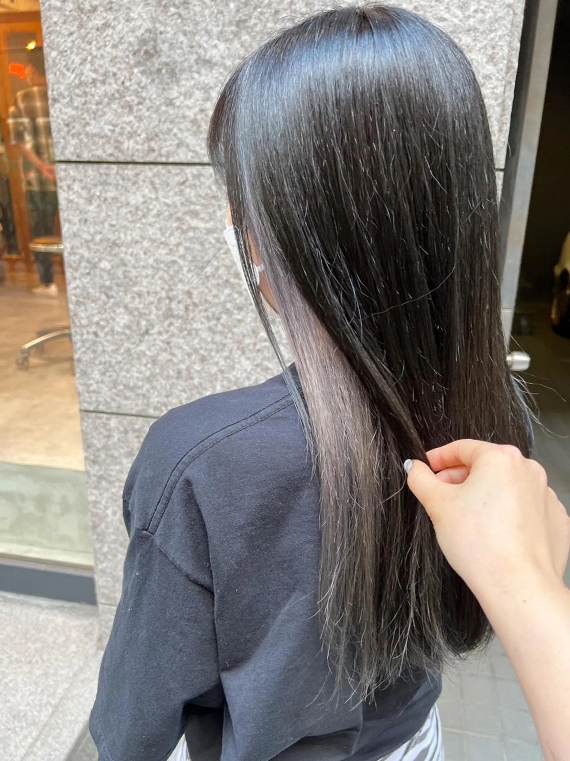 ロング カラー イヤリングカラー シルバー カット ヘアカラー ノイシキ サキのヘアスタイル