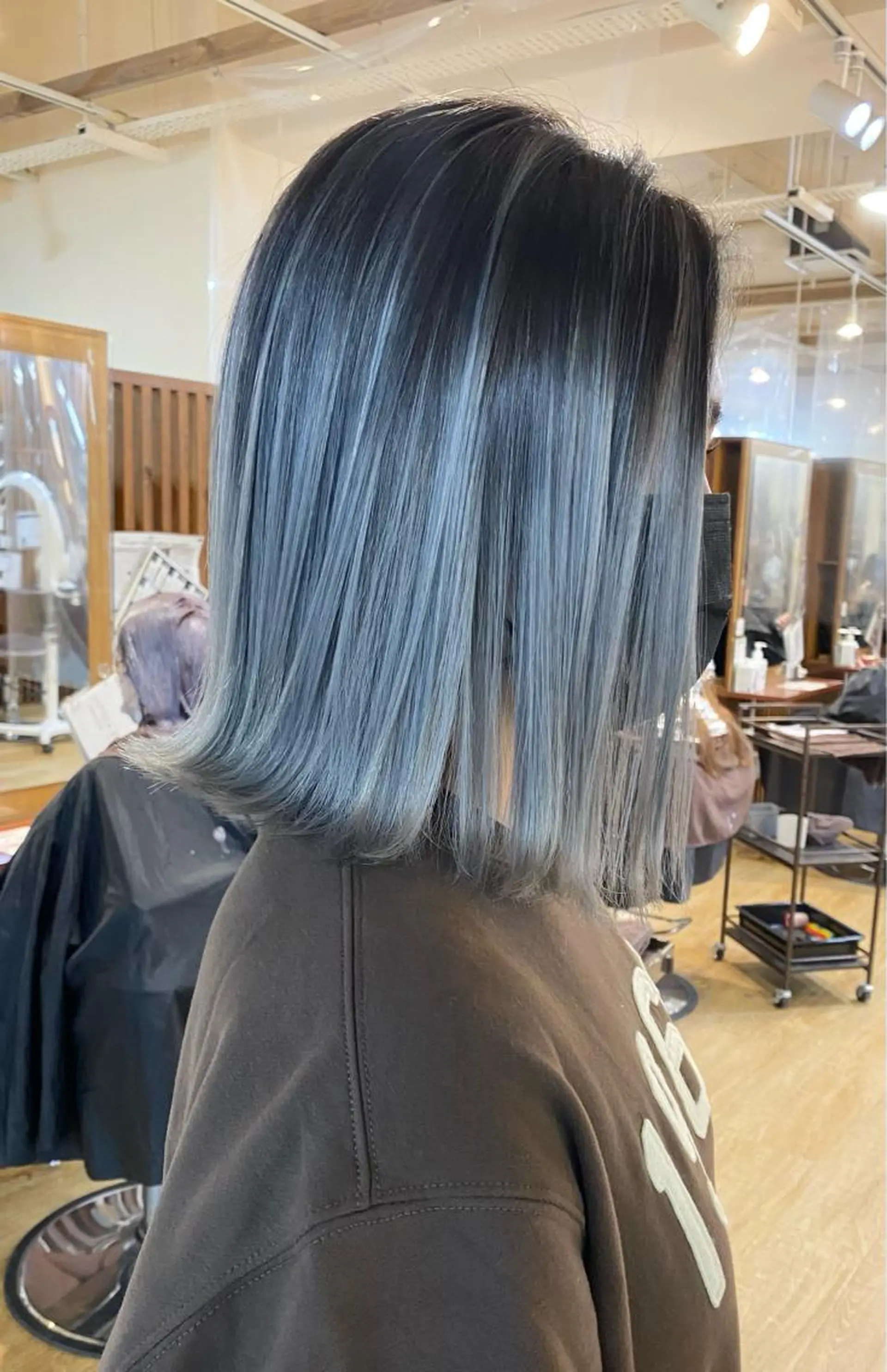 ミディアム カラー バレイヤージュ シルバー レイヤーカット ヘアカラー トリートメント コントラスト バレイヤージュ志鎌のヘアスタイル