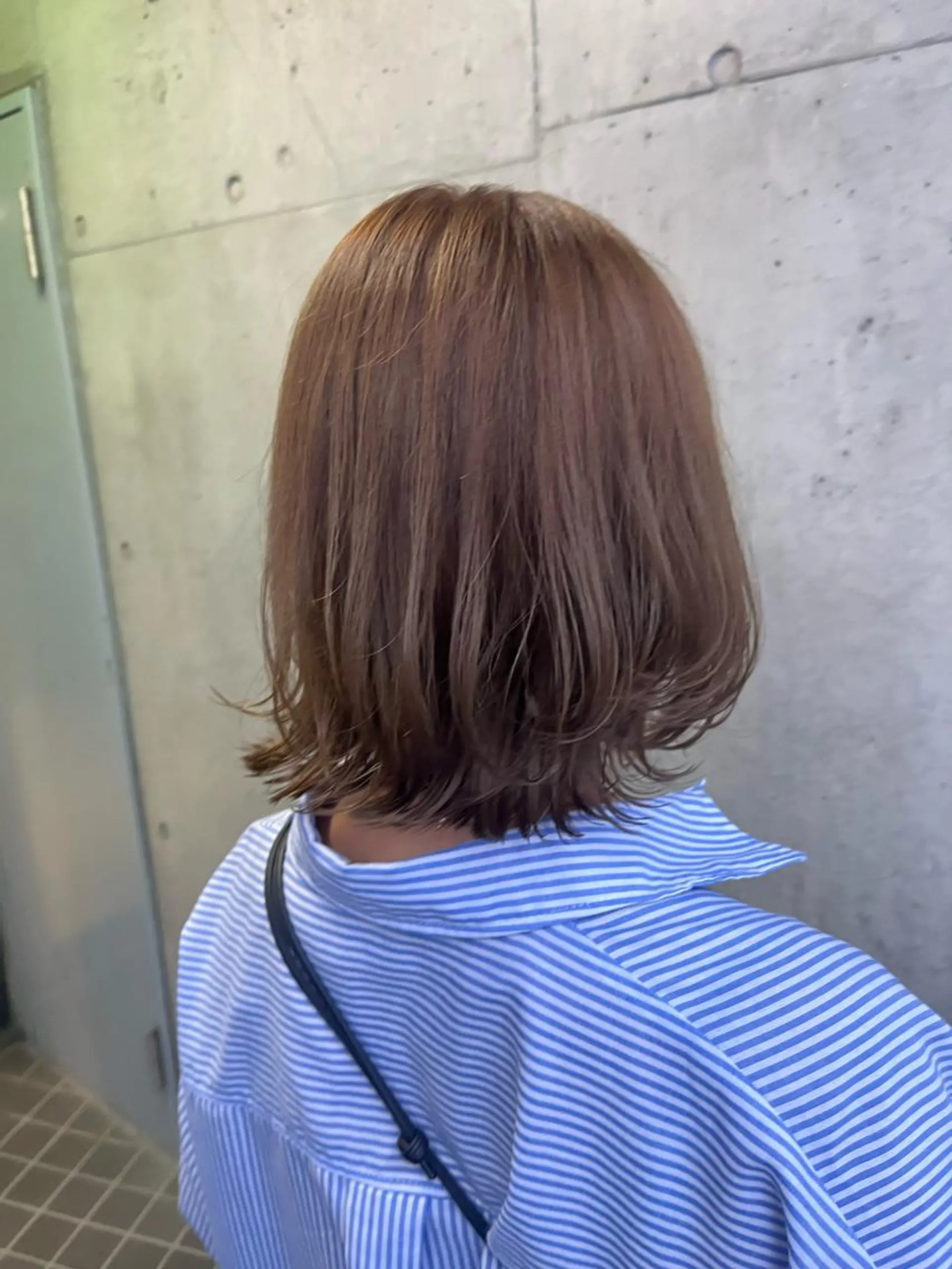 ミディアム カラー ベージュカラー ブリーチ 透明感カラー ミルクティーベージュ ブリーチなしカラー ヘアカラー トリートメント ヘッドスパ ヘアセット カジュアルを女っぽく 𝗮𝘆𝗮𝗰𝗼のヘアスタイル