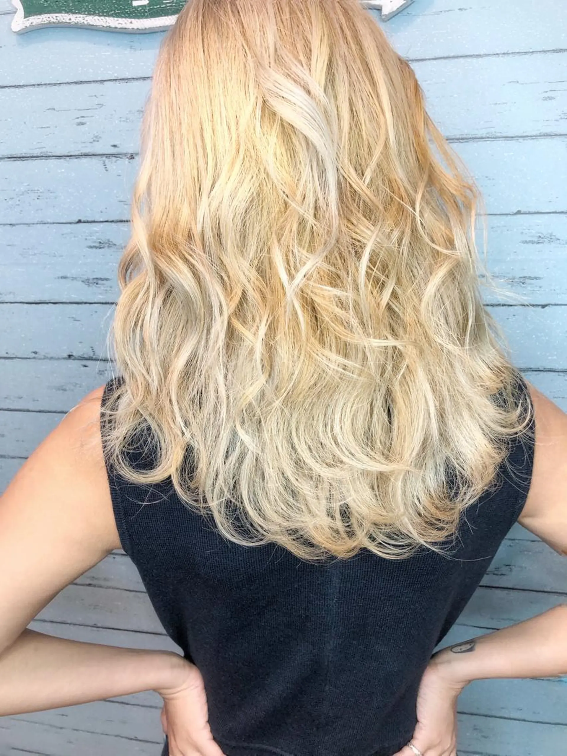 セミロング シールエクステ アッシュ エクステ ハイライト ヘアカラー トリートメント LOCO Ko-kiのヘアスタイル
