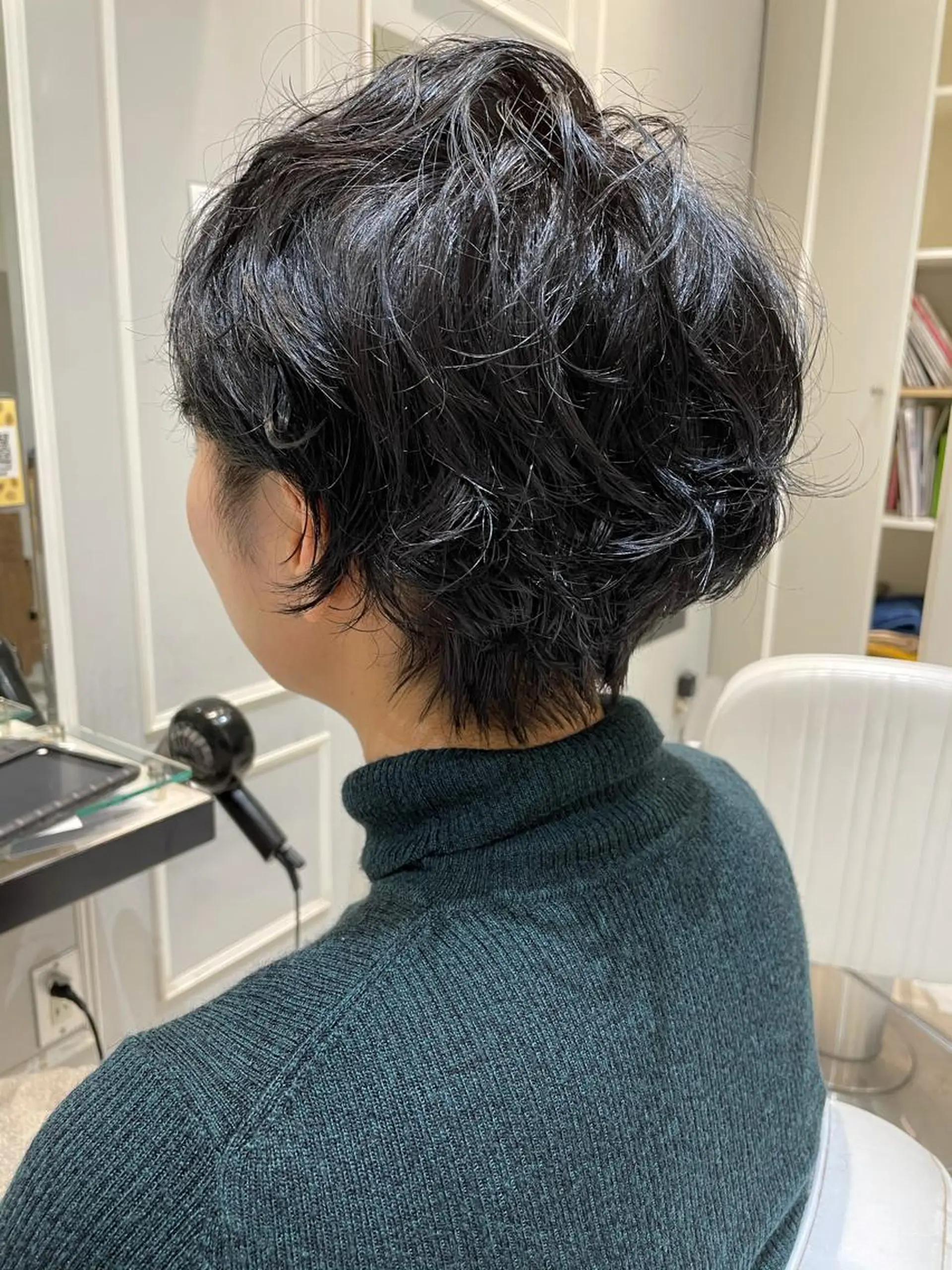 ショート カラー パーマ ブリーチ イヤリングカラー インナーカラー くせ毛 似合わせカット カット ヘアカラー ショート・ボブ💫 シブヤトモヒロのヘアスタイル