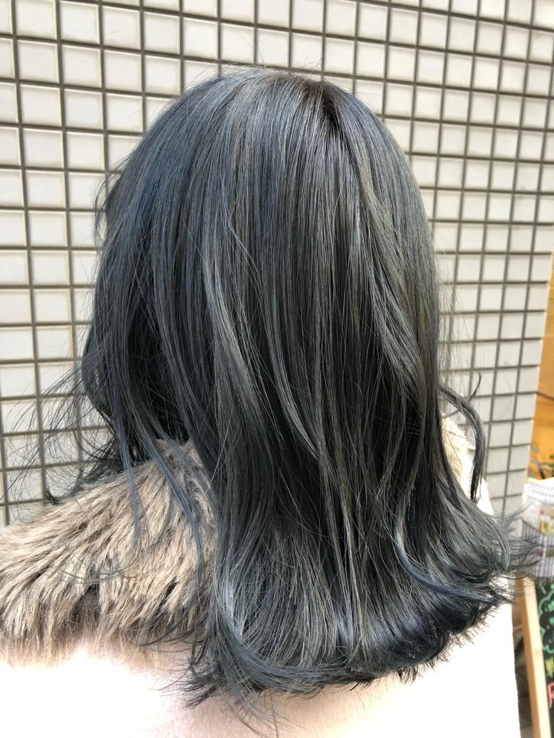 カラー ブリーチ ブルーカラー 伊東 彩花のヘアスタイル