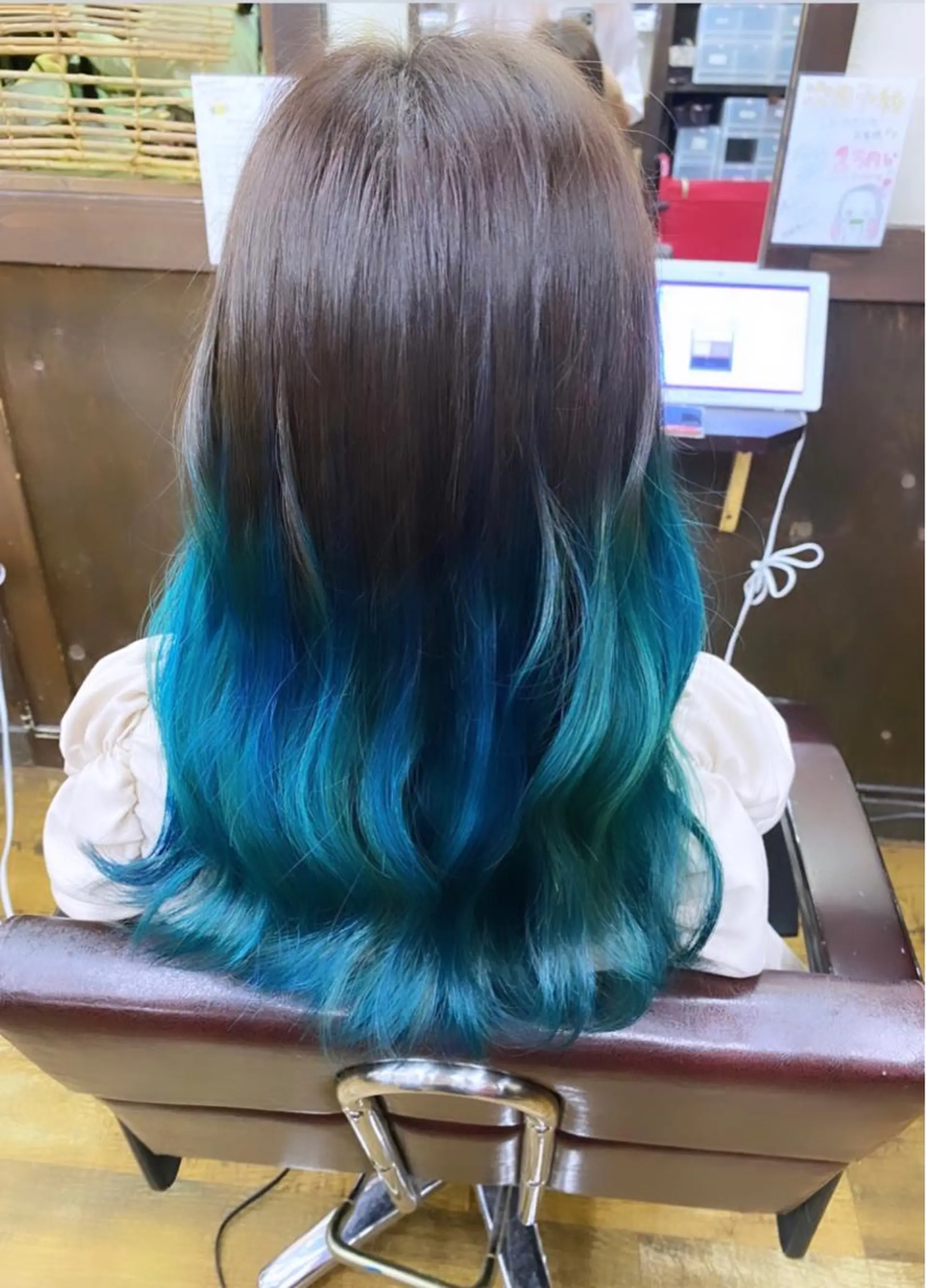 セミロング カラー ブリーチ ブルーカラー グラデーションカラー ハイライトカラー ハイライト アンククロス kyokaのヘアスタイル