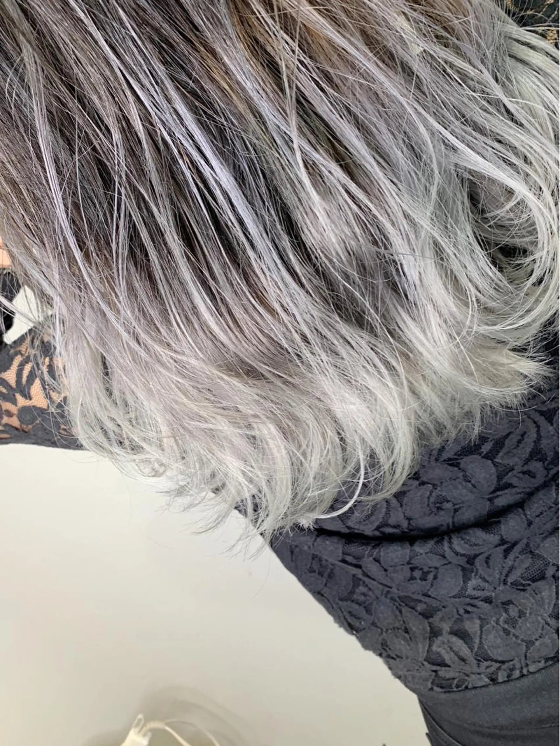 セミロング カラー ブリーチ シルバー ホワイトシルバー ヘアカラー トリートメント バレイヤージュ KAZUMAのヘアスタイル