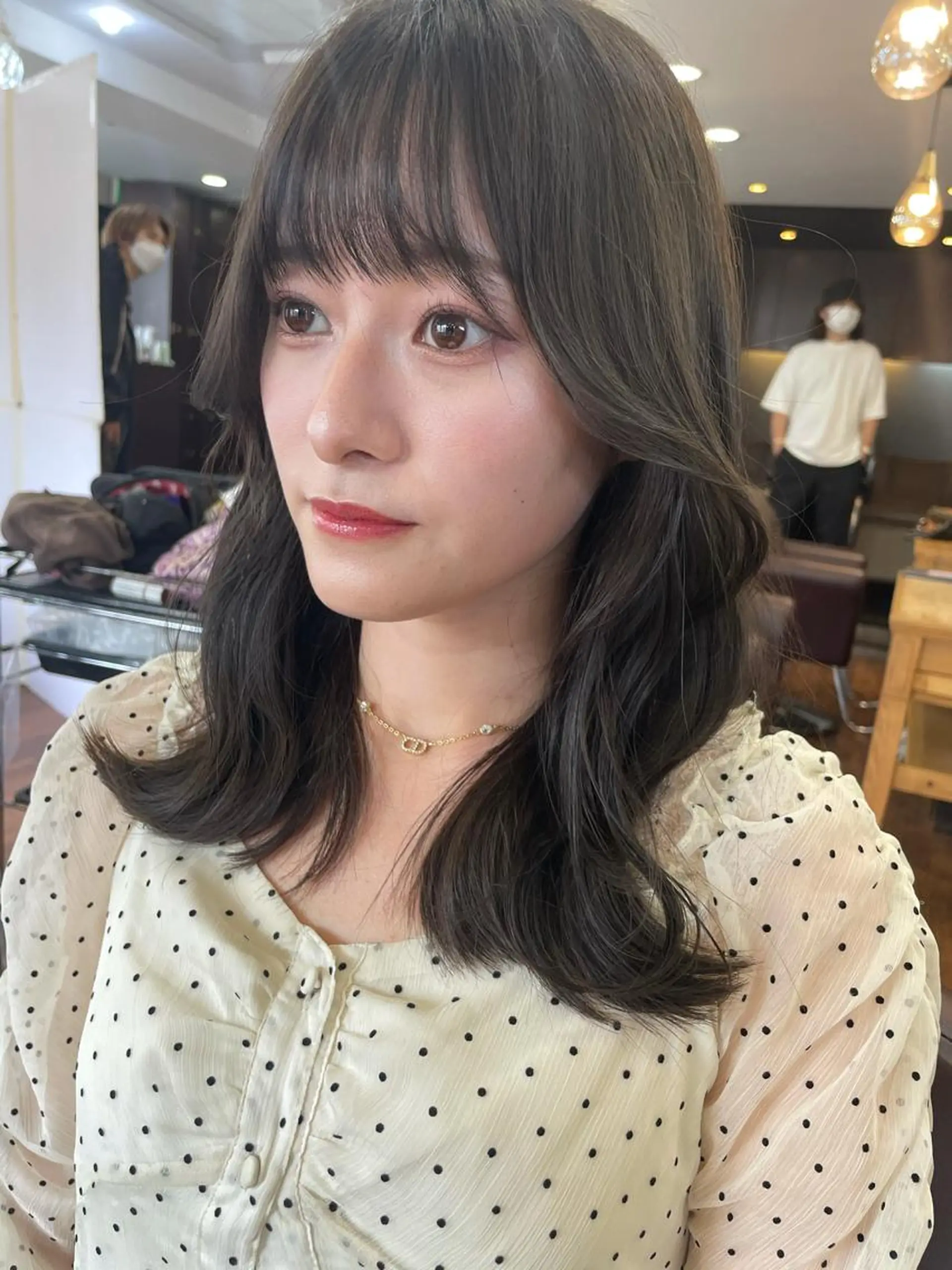 ミディアム レイヤーカット、 大人可愛い　中村美羅のヘアスタイル