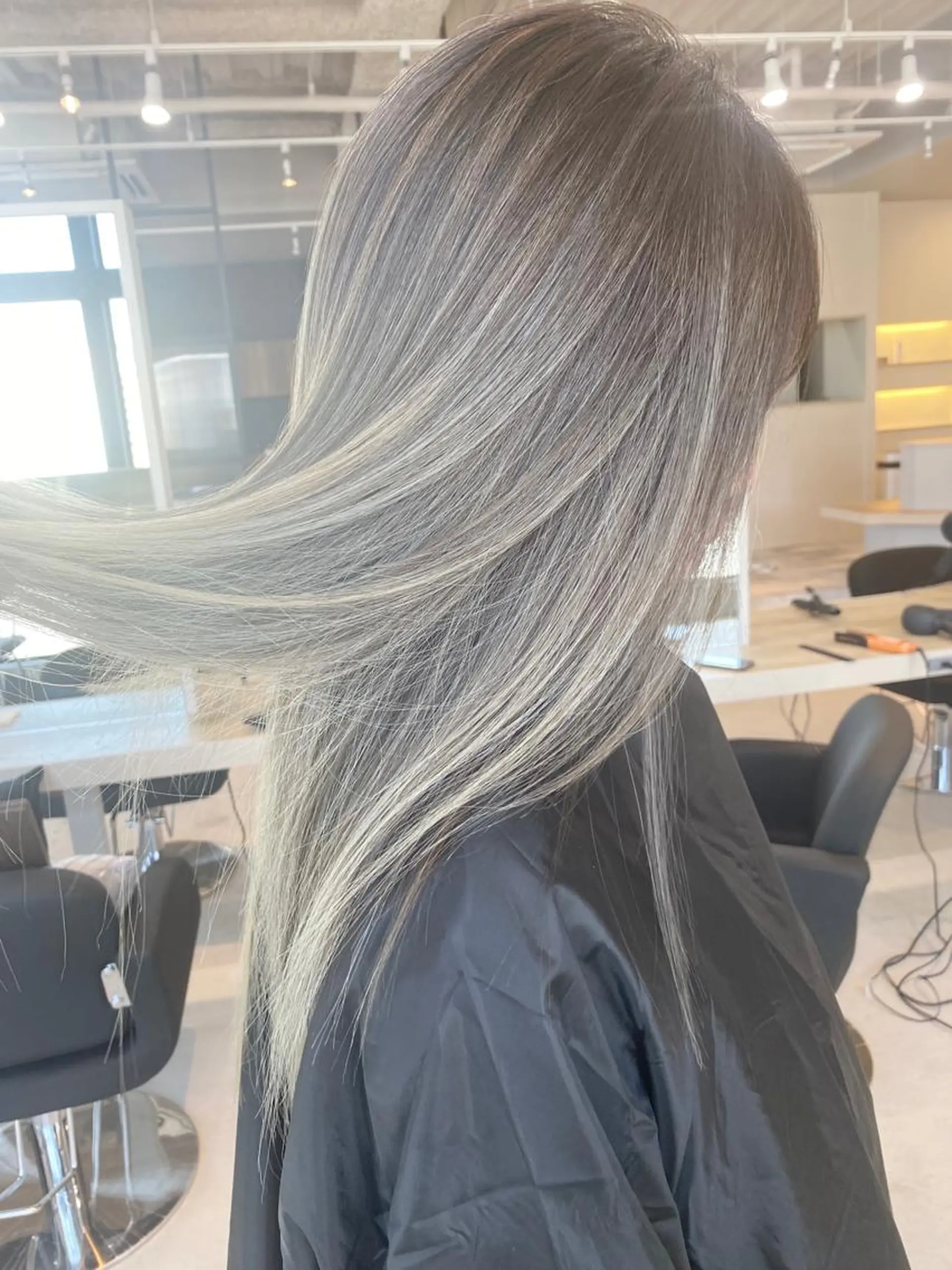 セミロング カラー ネイル マツエク・マツパ アイブロウ バレイヤージュ レイヤーカット トリートメント 井上 一平のヘアスタイル