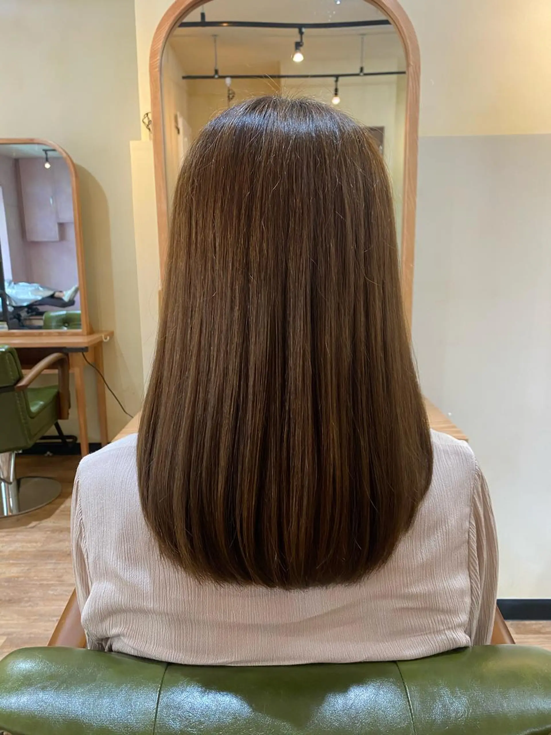 セミロング 酸性ストレート カット 縮毛矯正 トリートメント オーストヘアージジ所属・TAI透明カラー 柔らかい縮毛矯正のヘアスタイル