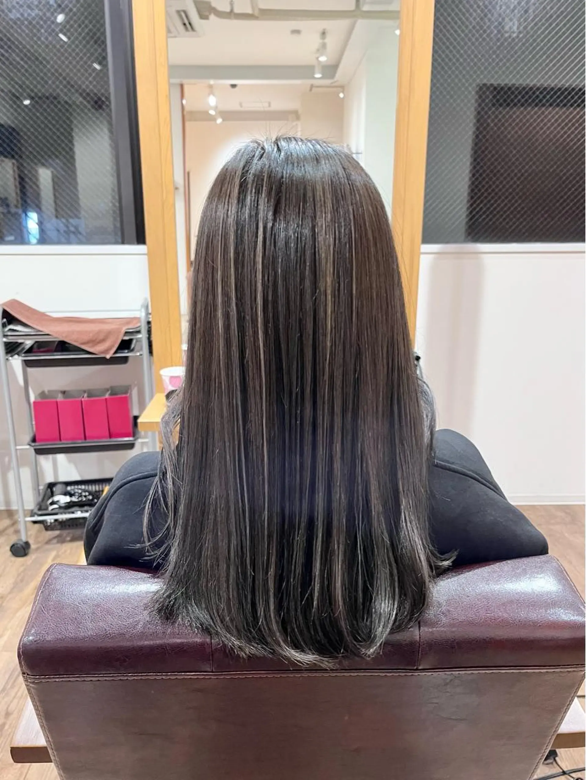 セミロング カラー ブリーチ グレージュ ハイライトカラー ハイライト トリートメント ヘアカラー KIZU 髪質改善 オカルト怪談のヘアスタイル