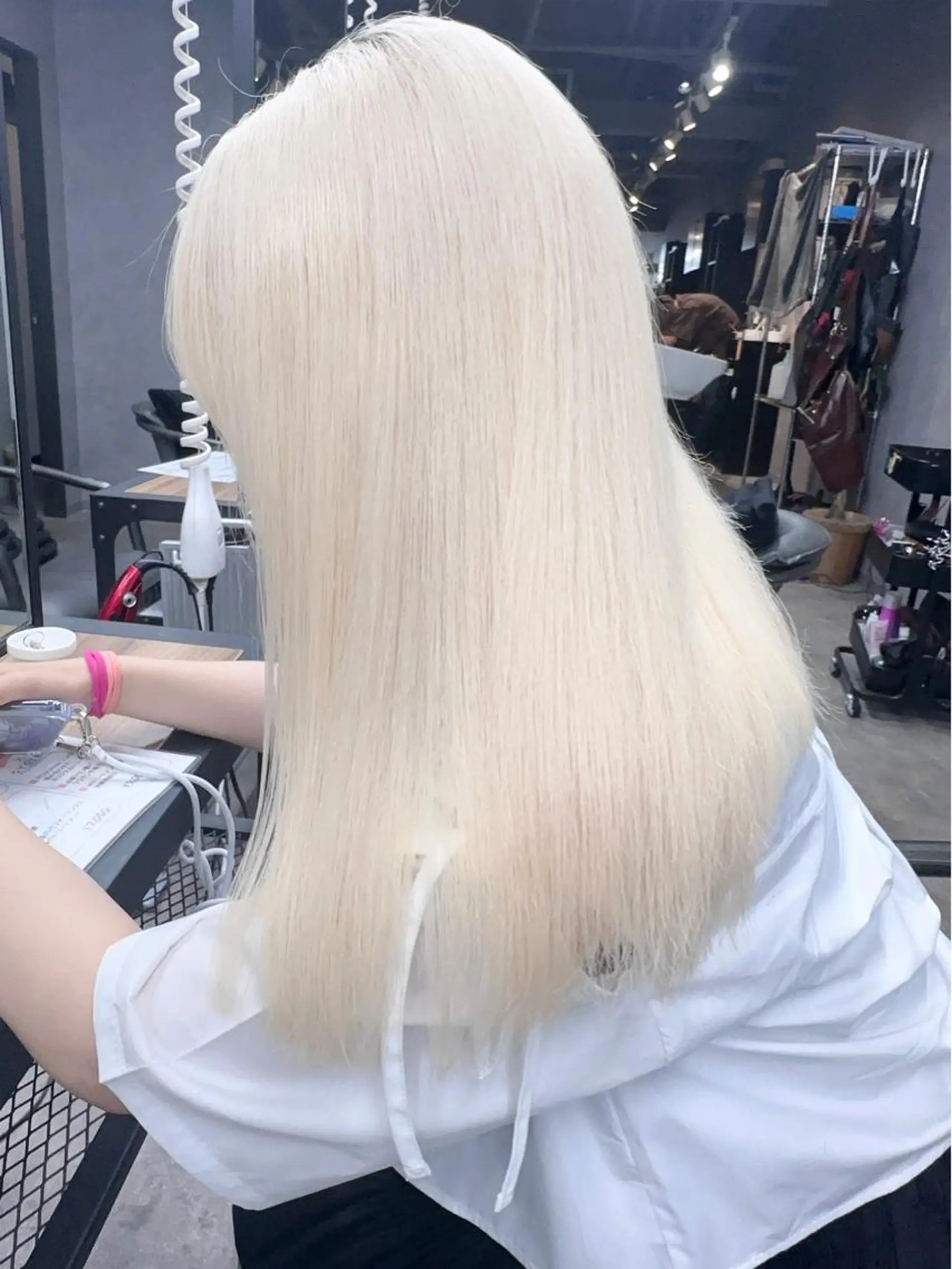 ロング 前髪カット🩶レイヤ ー🩶ハイトーン🩶のヘアスタイル