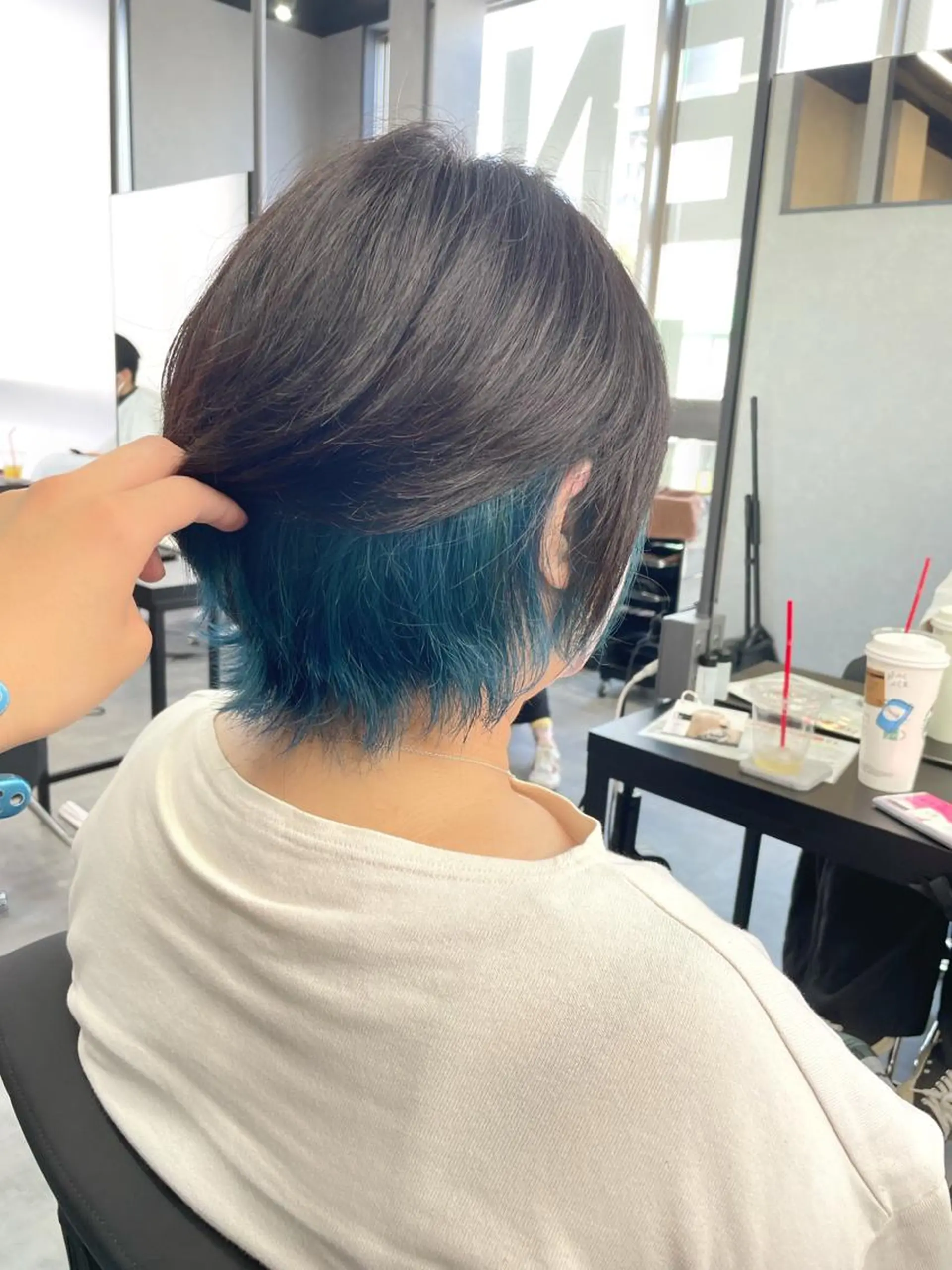 ショート カラー ブルーカラー サブリナシュシュ所属・朝倉 海斗のヘアスタイル