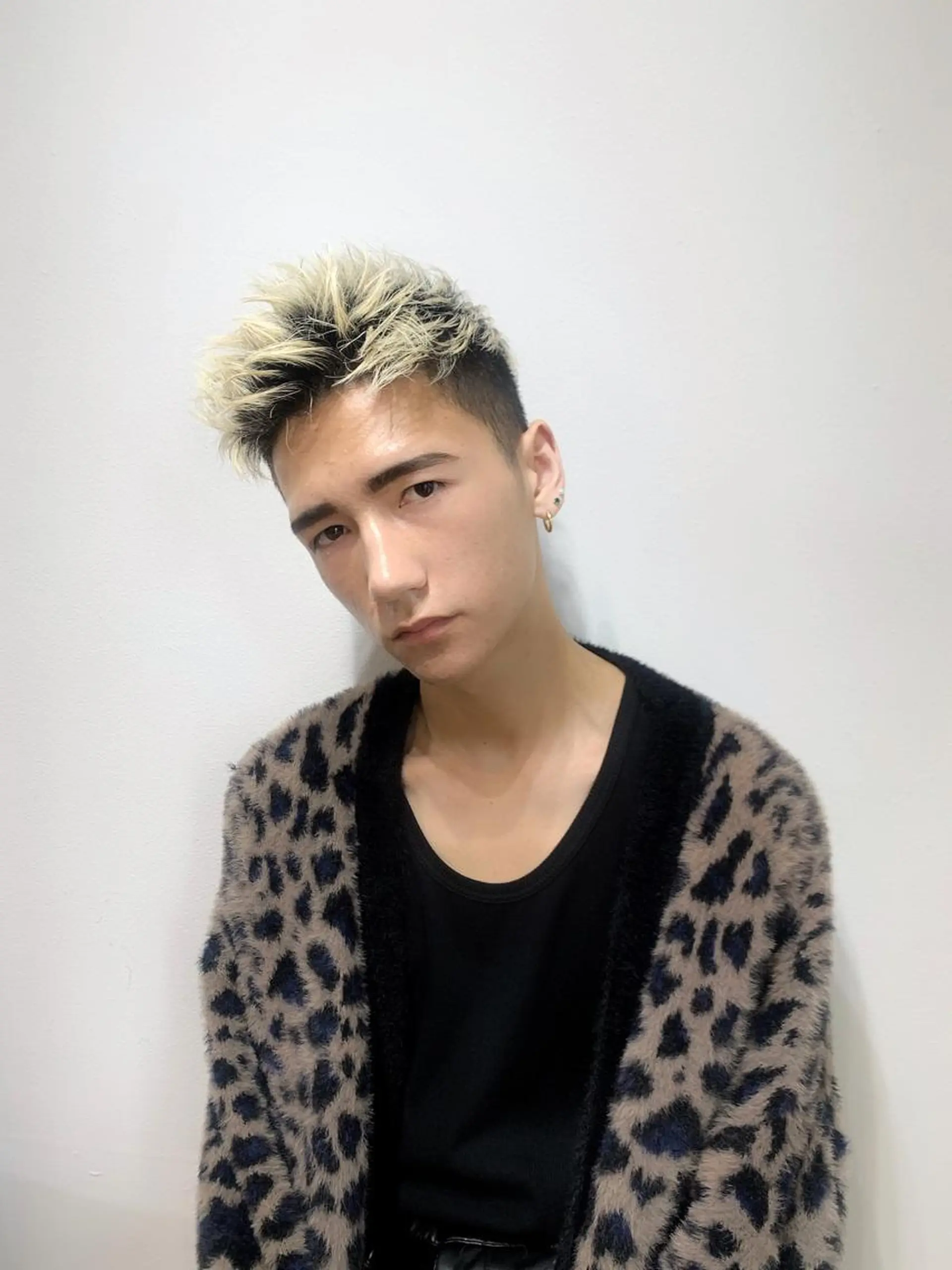 ショート カラー メンズ アップバング メンズブリーチ センターパート フェードカット メンズハイライト カット ヘアカラー メンズStylist 山根慧のヘアスタイル
