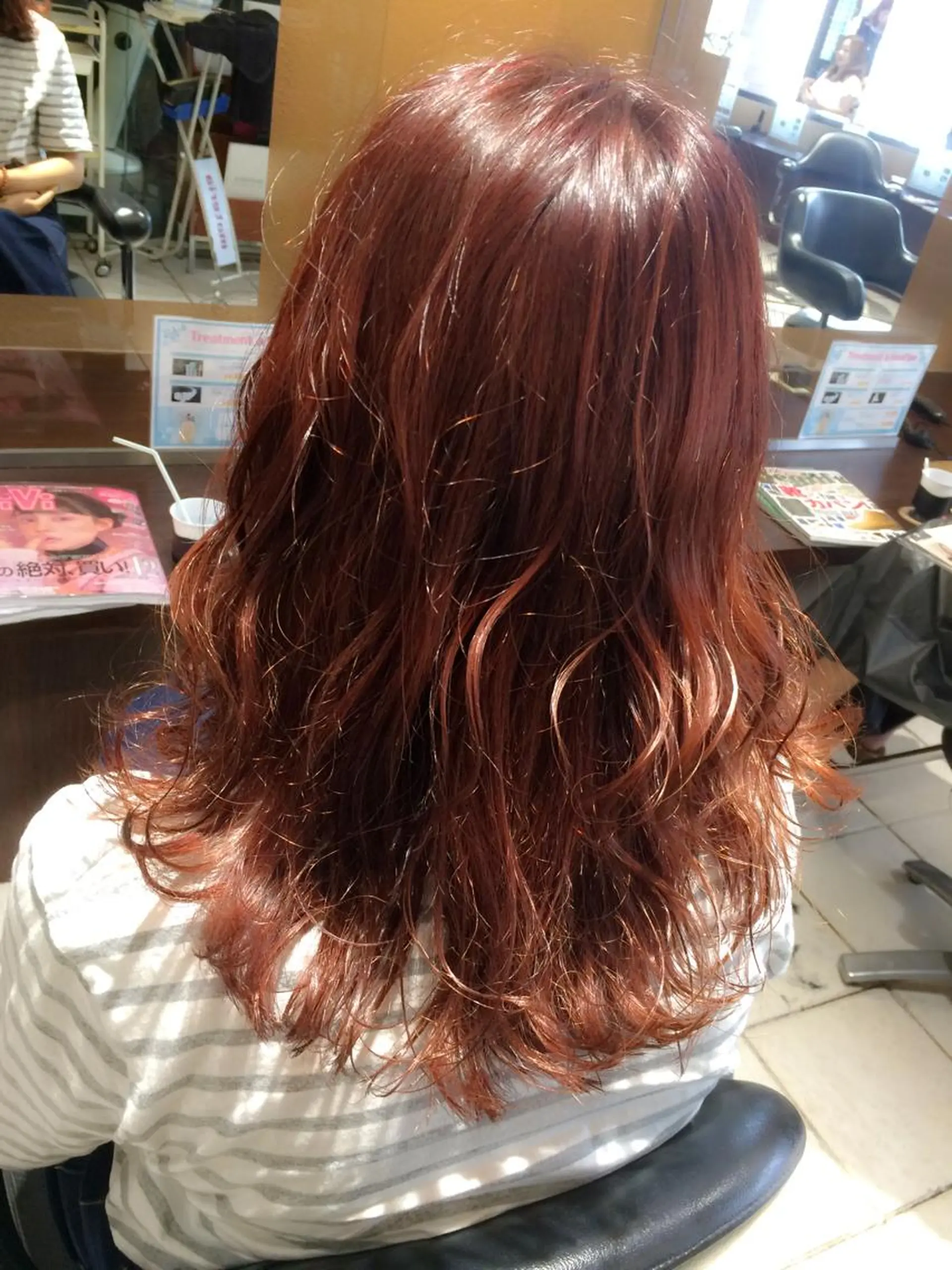 セミロング ロング カラー レッドカラー 佐々木 好乃のヘアスタイル