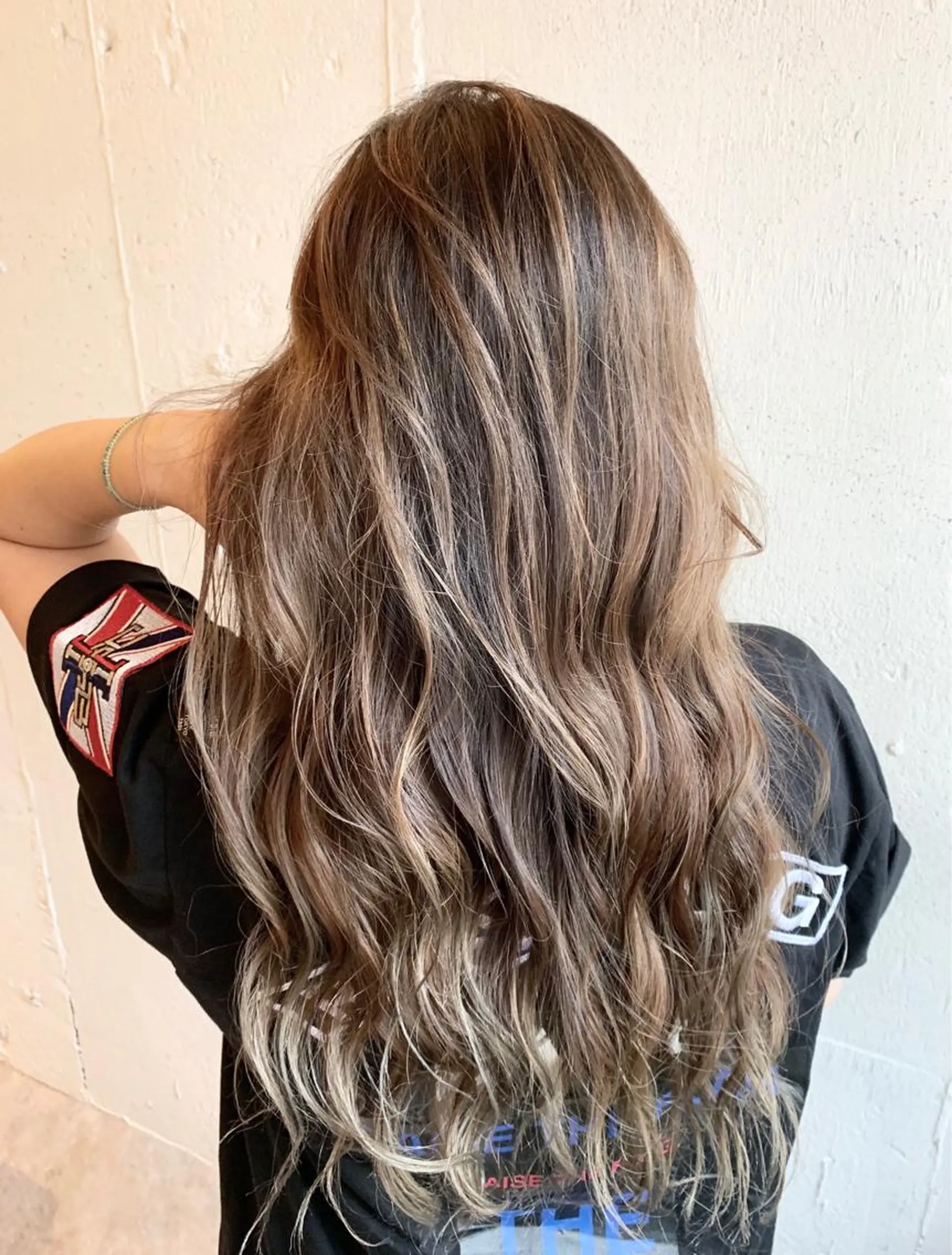 ロング カラー バレイヤージュ ベージュカラー かきあげバング レイヤーカット ヘアカラー 💈平島 拓也💈のヘアスタイル