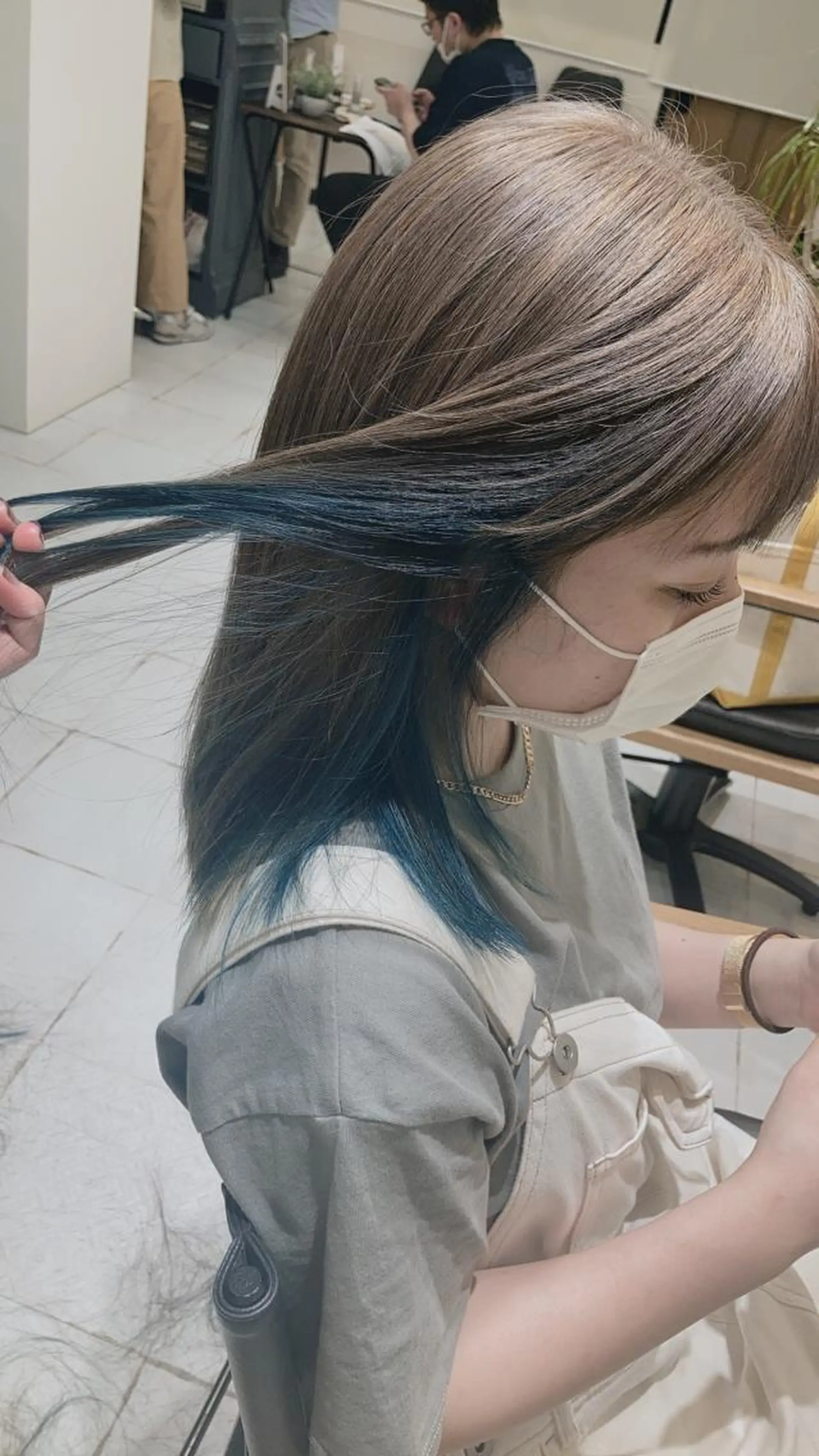 ミディアム カラー ブリーチ ブルーカラー 神田 菜々子のヘアスタイル
