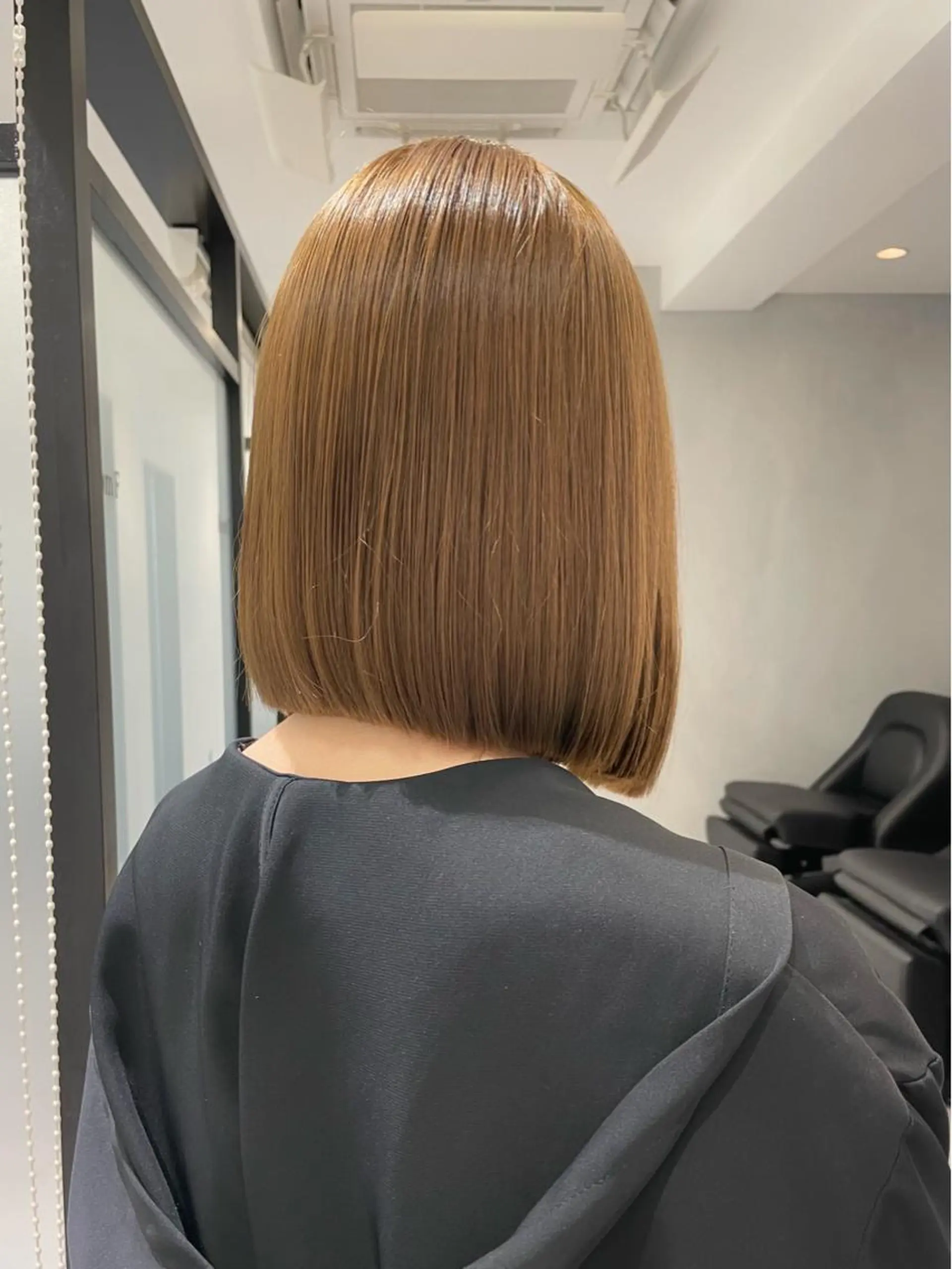 ショート カラー 切りっぱなしボブ ベージュカラー ブリーチ ブリーチなしカラー ボブ カット ヘアカラー トリートメント ヘアセット メンズ特化 パーマ/オザワのヘアスタイル