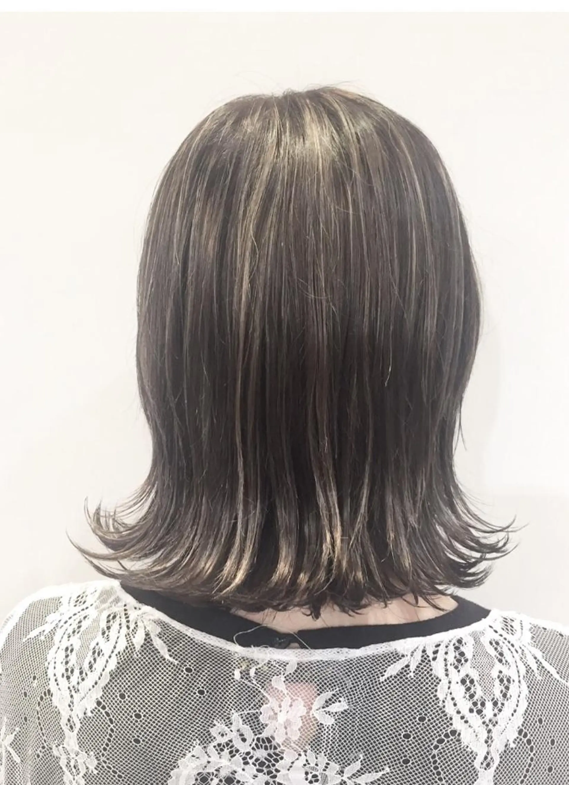 ミディアム カラー ベージュカラー ハイライトカラー ハイライト 坂田 友梨奈のヘアスタイル