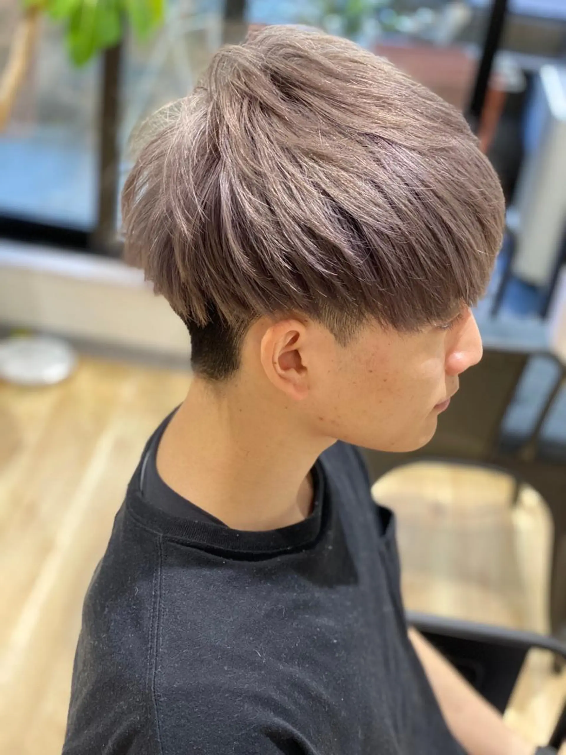 ショート カラー パーマ メンズ アップバング センターパート メンズハイトーン マッシュウルフ モヒカン 森下 佑大のヘアスタイル
