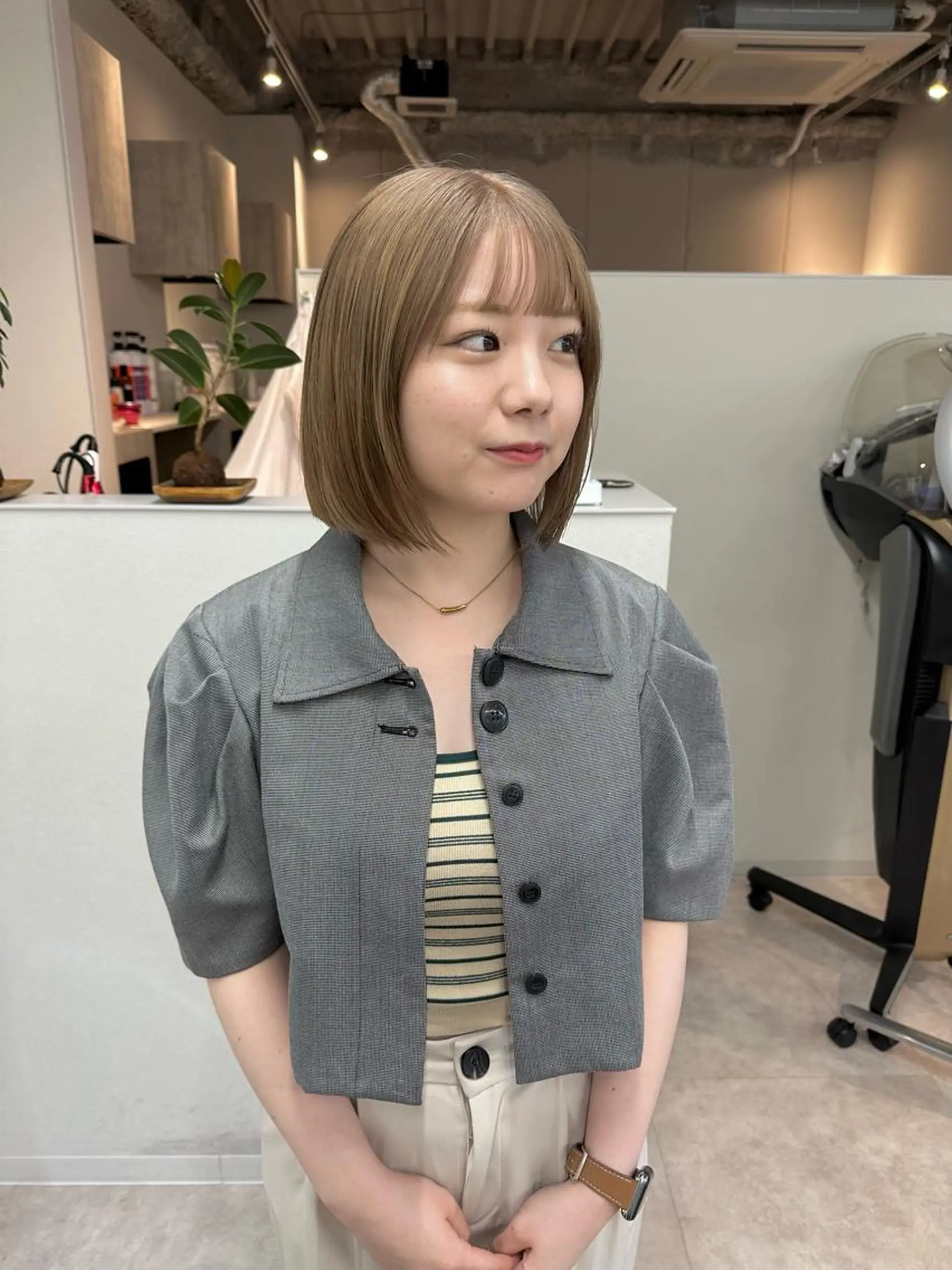 ミディアム KAORU オリーブカラーのヘアスタイル