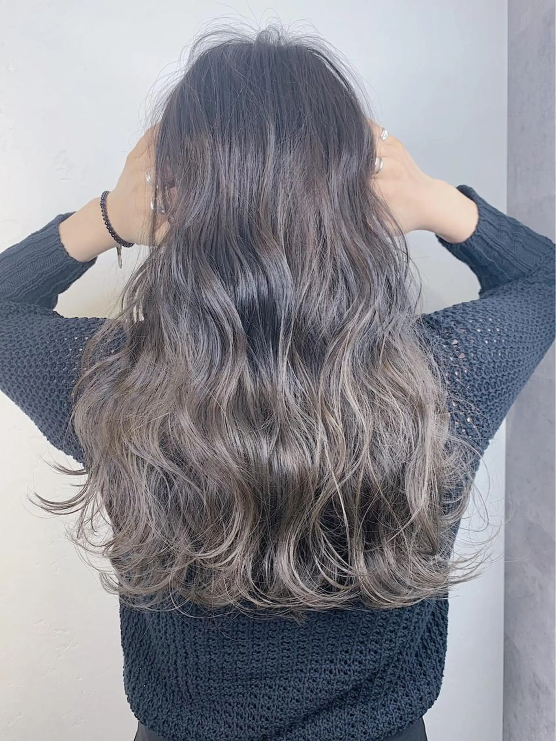 セミロング カラー パーマ グラデーションカラー グレージュ _ WHITE三宮店のヘアスタイル