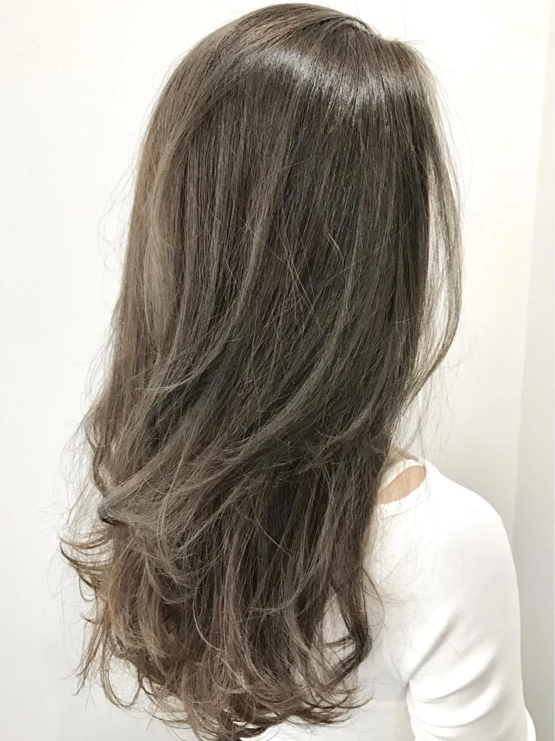ロング カラー ヘアアレンジ ネイル マツエク・マツパ ブリーチ グレージュ ハイトーンカラー ハイトーングレージュ ブリーチなしカラー addict所属・井坂 弘人のヘアスタイル