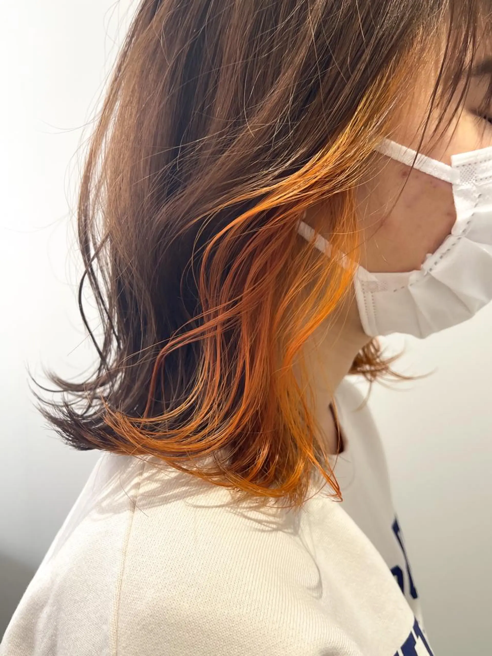 ミディアム カラー オレンジ 中東 真子のヘアスタイル