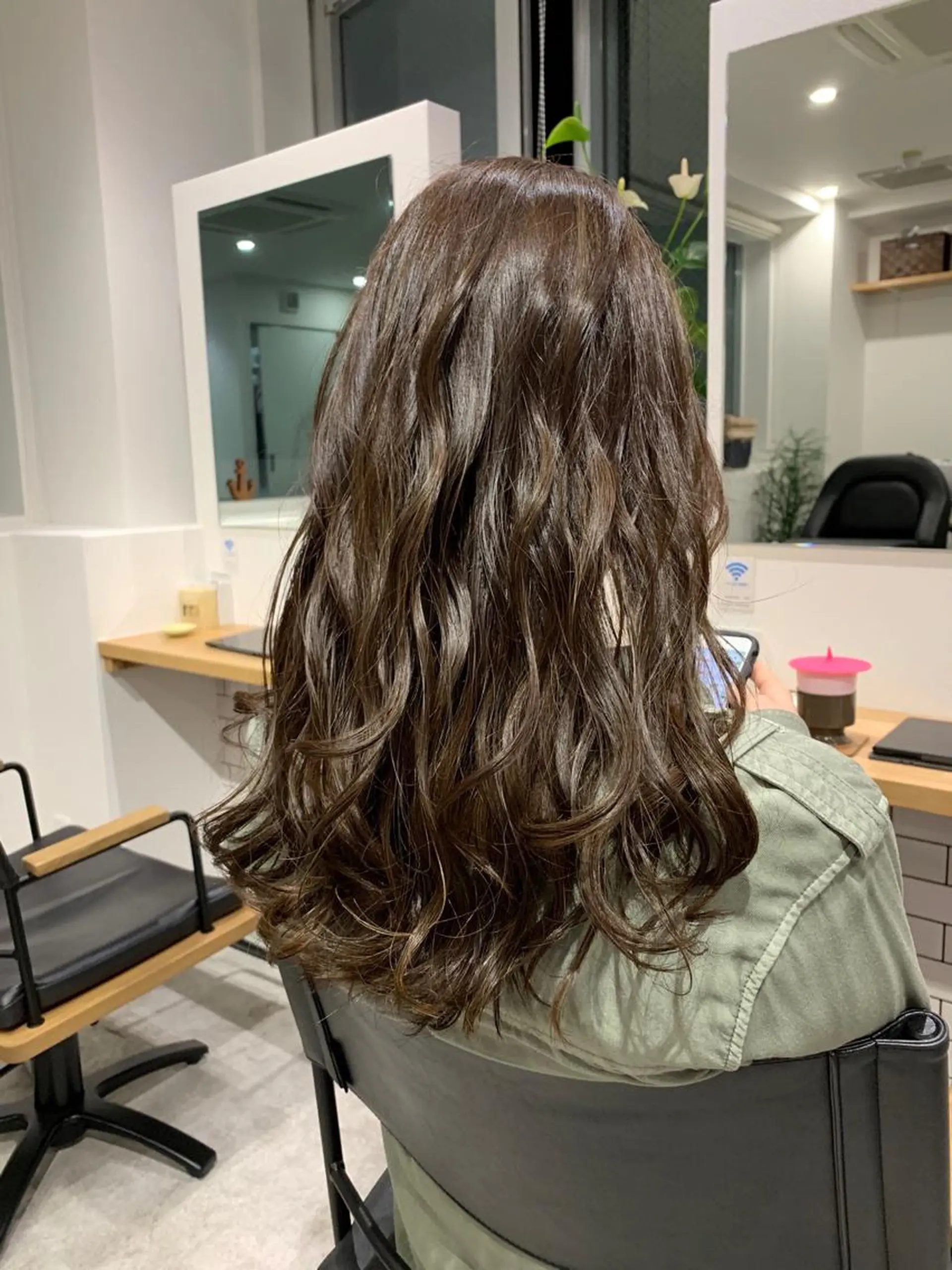 セミロング アッシュ ハイライト レイヤーカット Nishida Ryomaのヘアスタイル