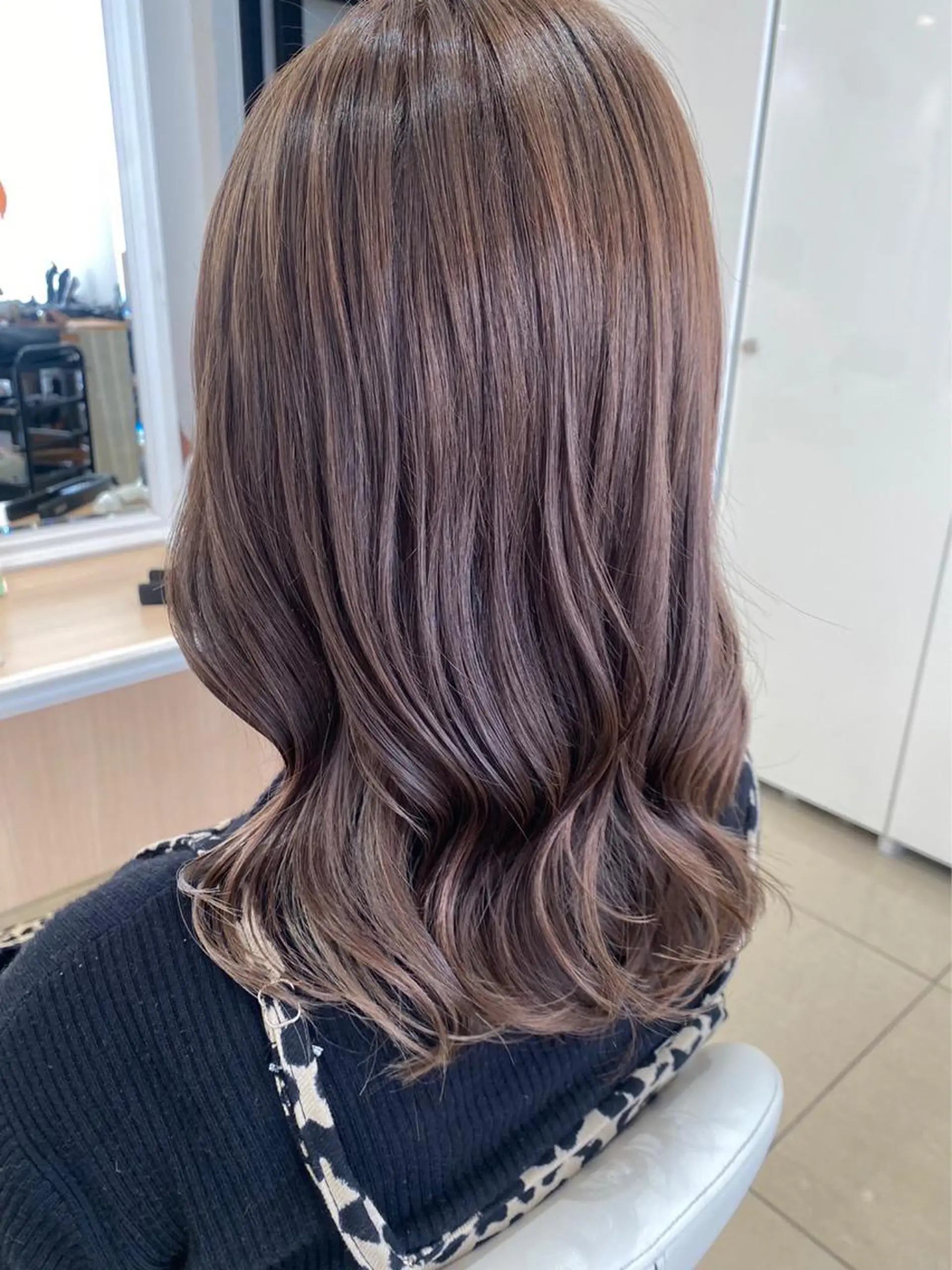 セミロング カラー ヘアカラー 🩵波巻き／ツイスパ HARU💎のヘアスタイル