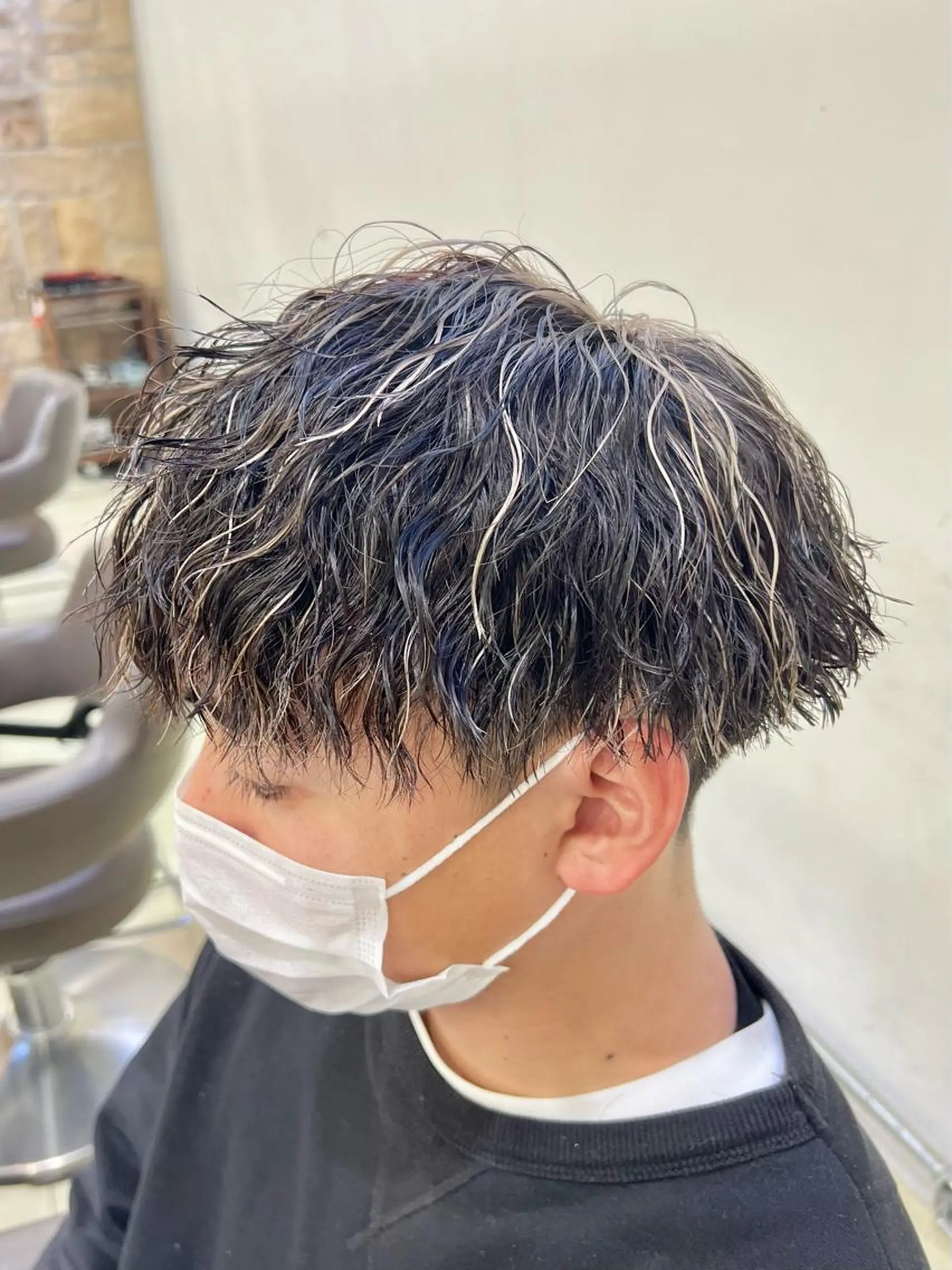 ショート パーマ メンズ アイブロウ カット ヘアカラー パーマ ダウンパーマ🇰🇷 毛流れパーマ【かな】のヘアスタイル