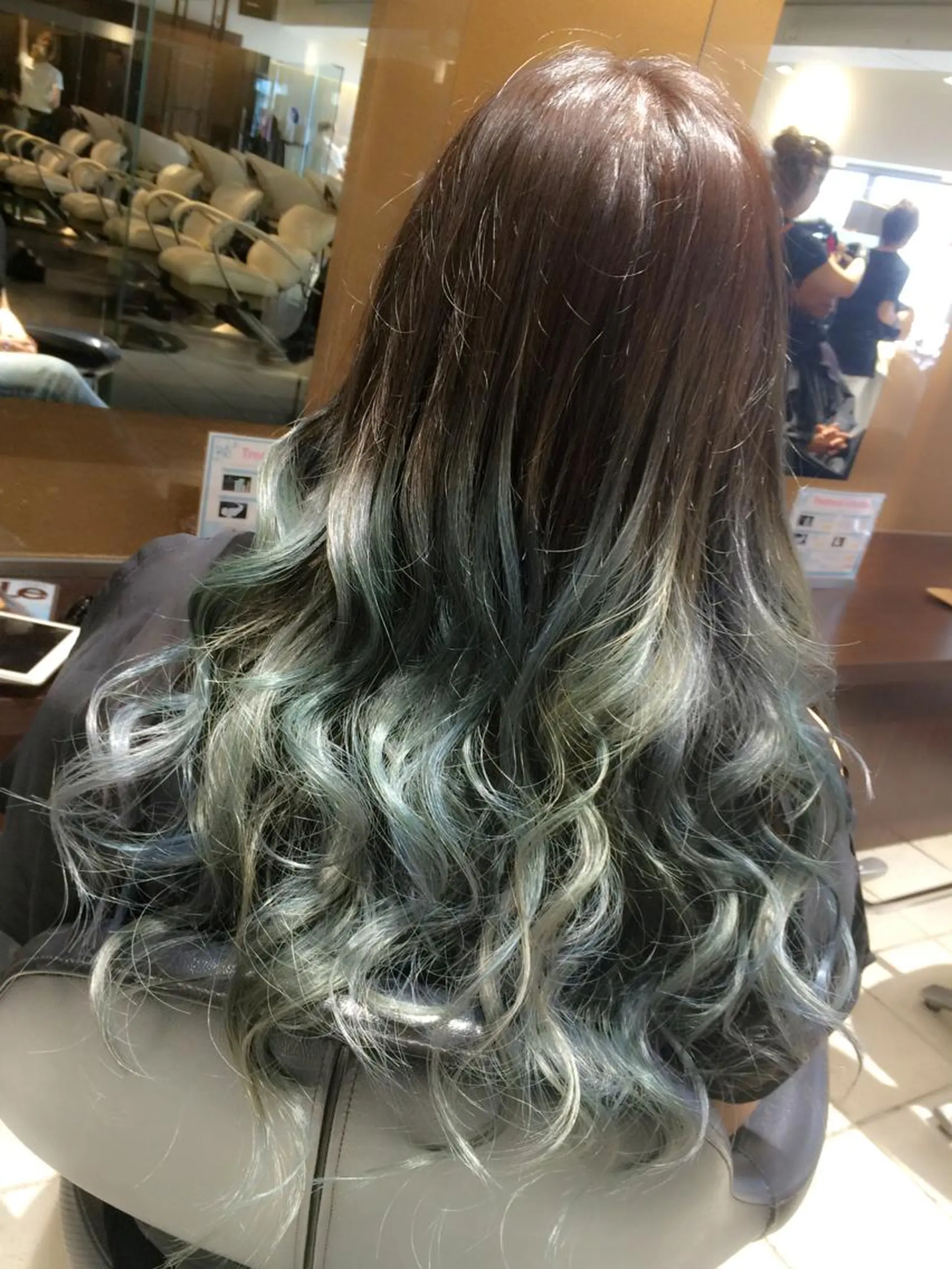 ロング カラー グラデーションカラー 佐々木 好乃のヘアスタイル