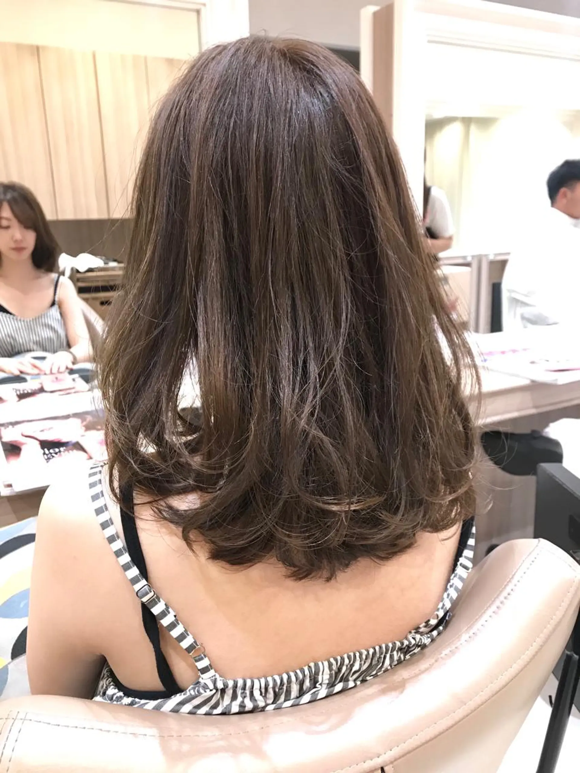 ミディアム カラー グレージュ ウエモト タク ショート/レイヤーのヘアスタイル