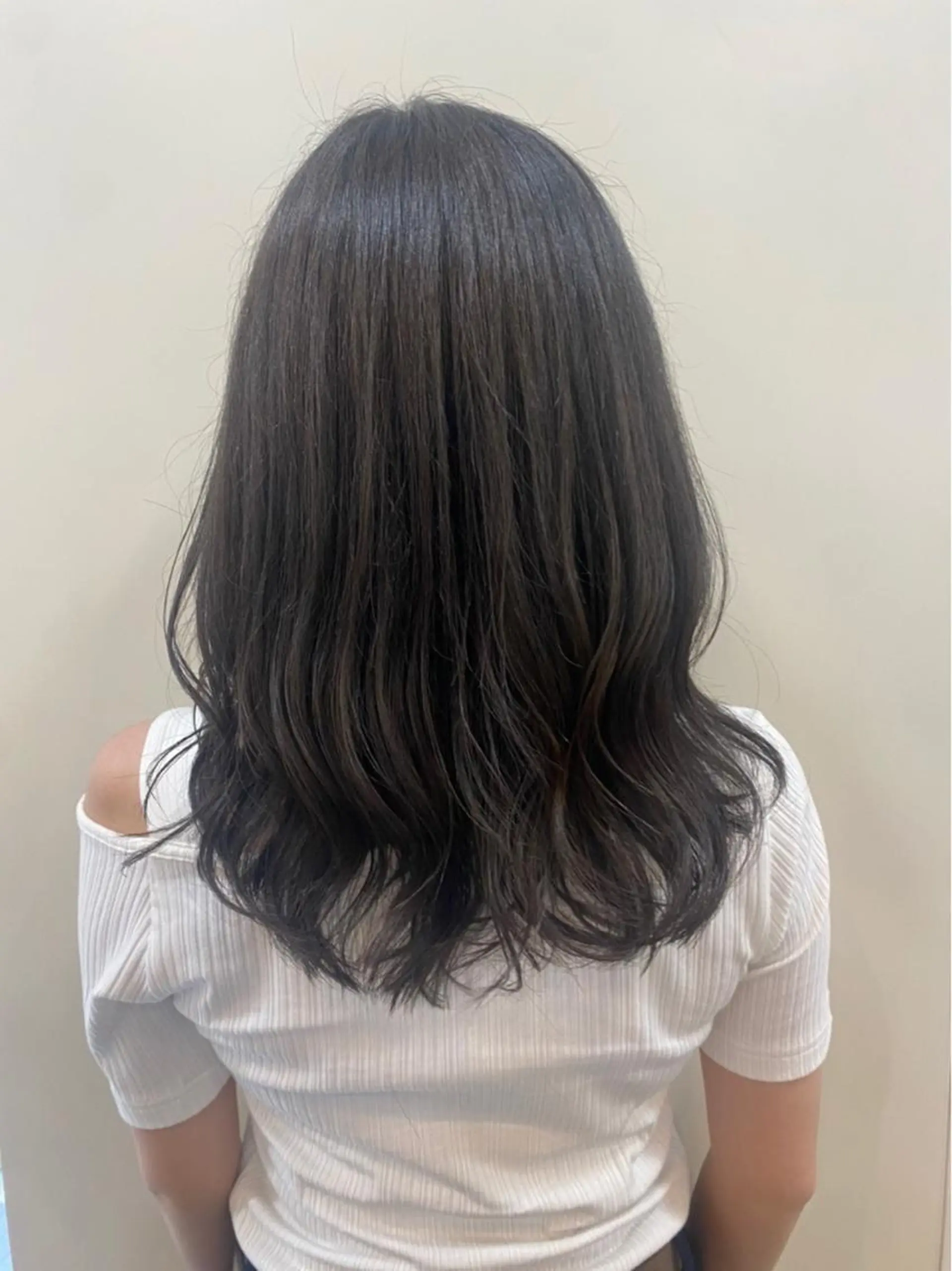 セミロング カラー シルバー 藤原 侑香のヘアスタイル