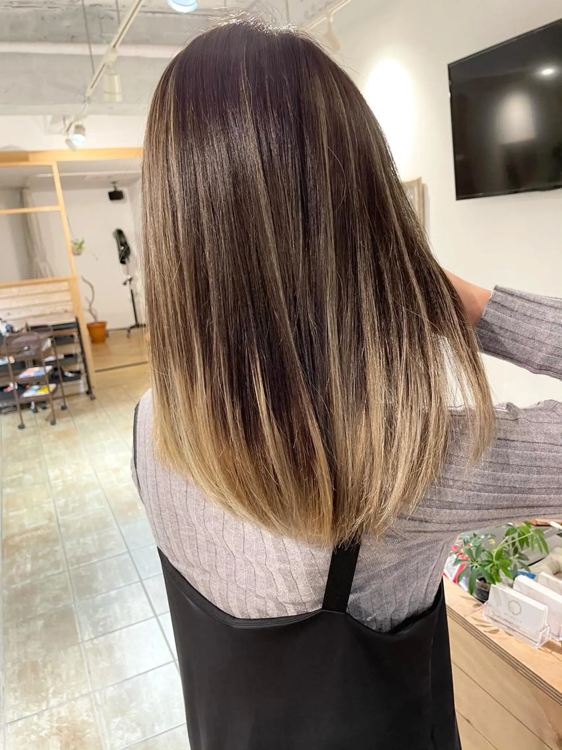 セミロング ハイライト 渋谷 ミモザワークス タニグチヨシユキのヘアスタイル